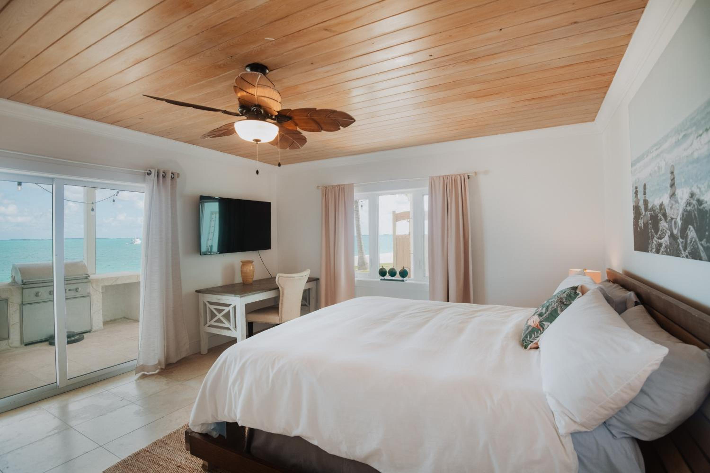 Private Oceanfront, beach, dock and Hottub - The Perky Pelican
