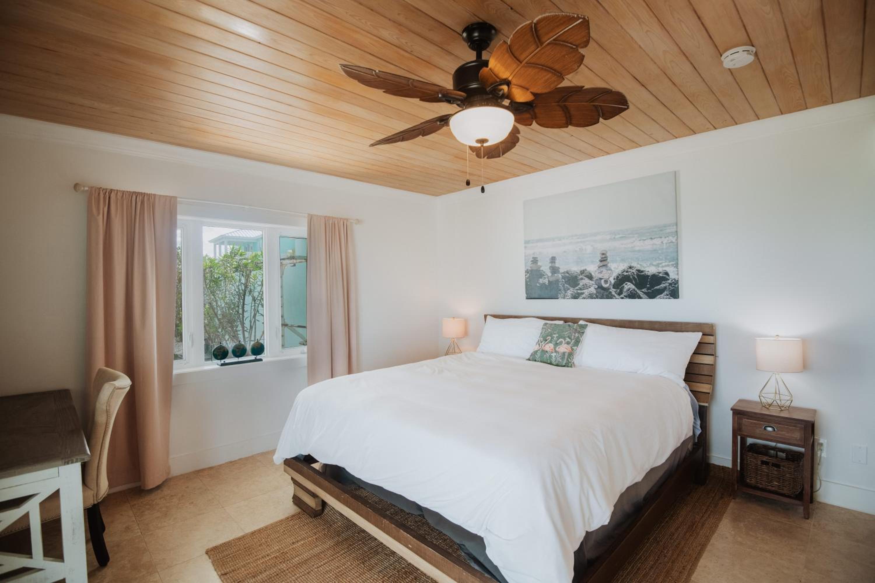 Private Oceanfront, beach, dock and Hottub - The Perky Pelican