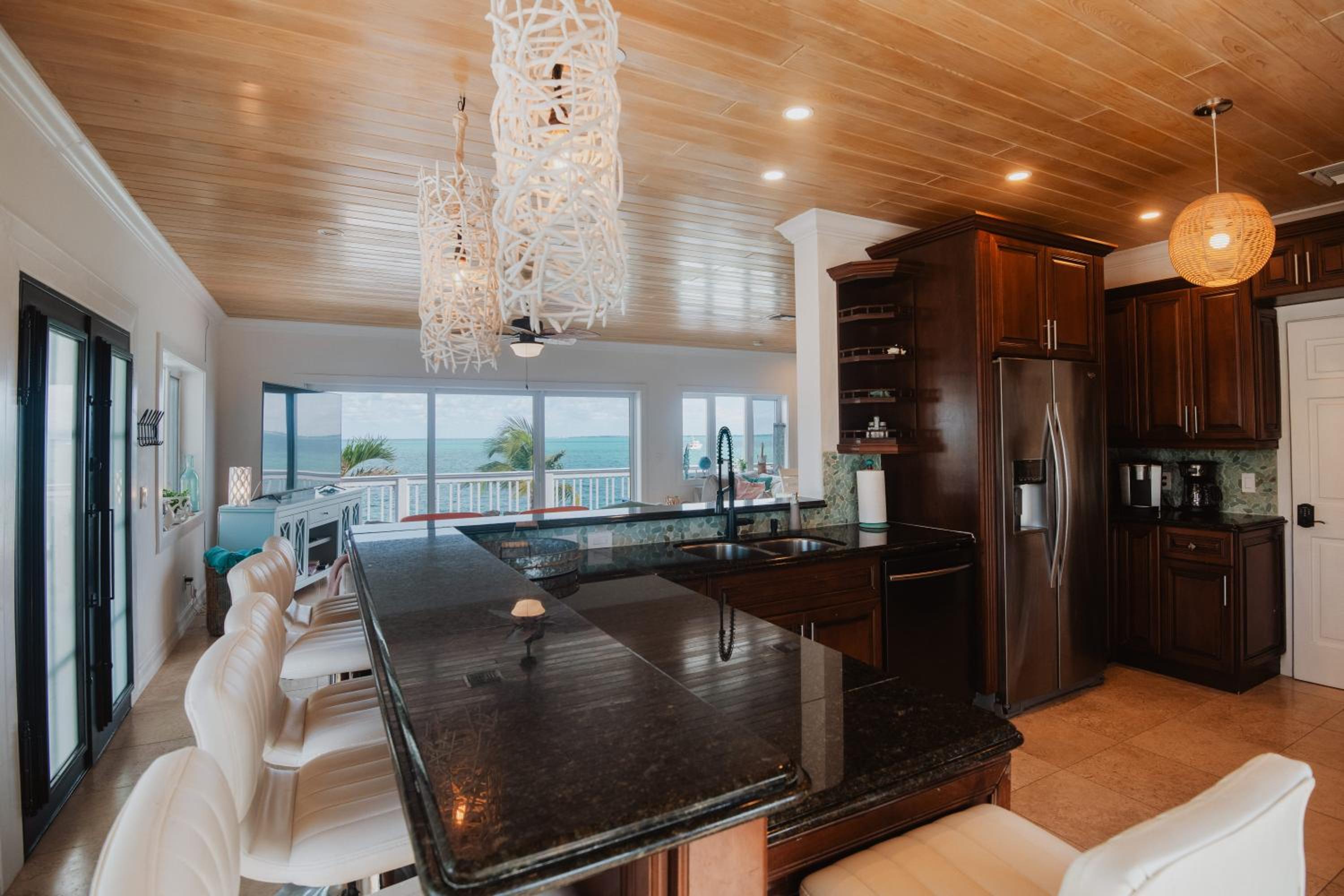 Private Oceanfront, beach, dock and Hottub - The Perky Pelican