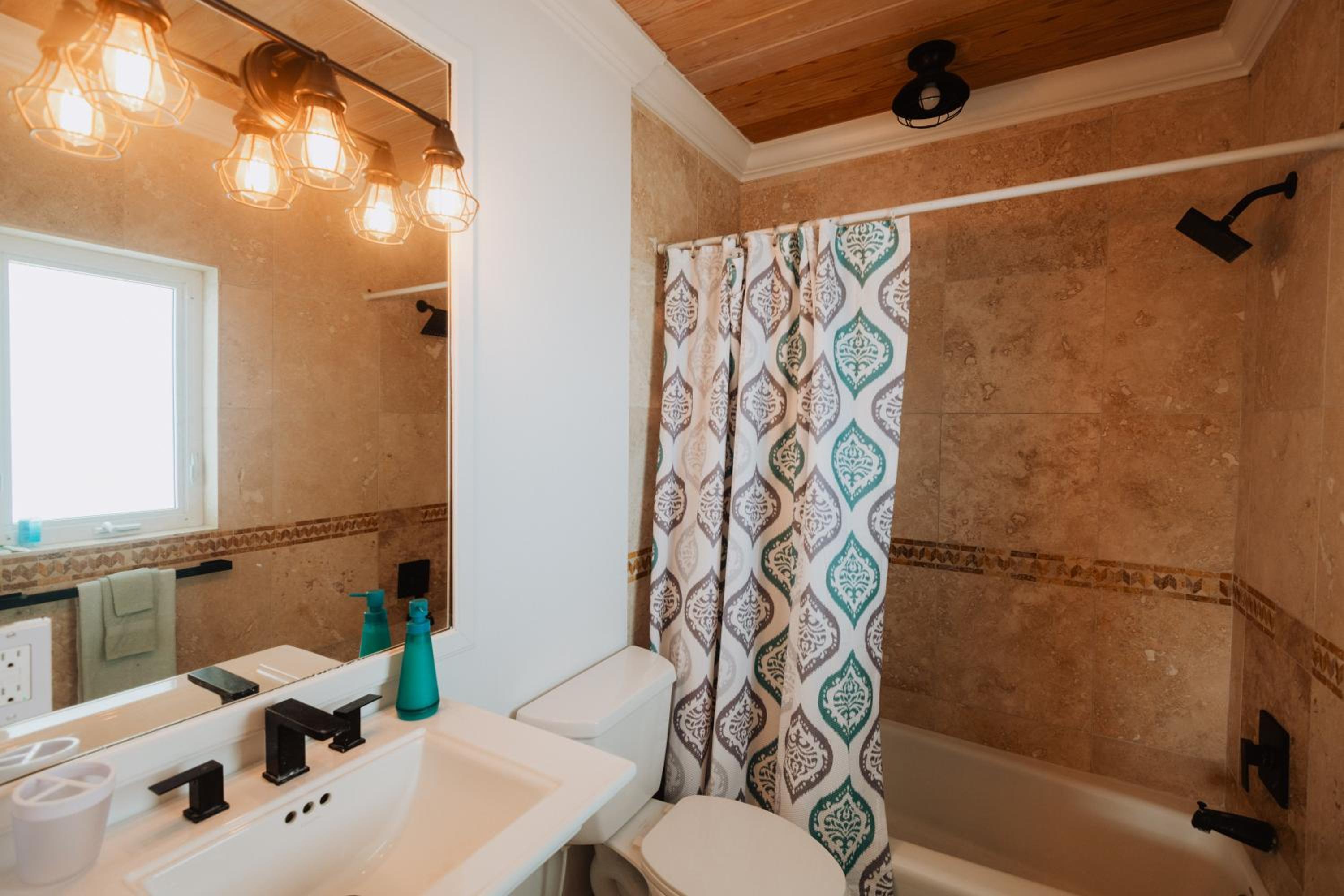 Private Oceanfront, beach, dock and Hottub - The Perky Pelican