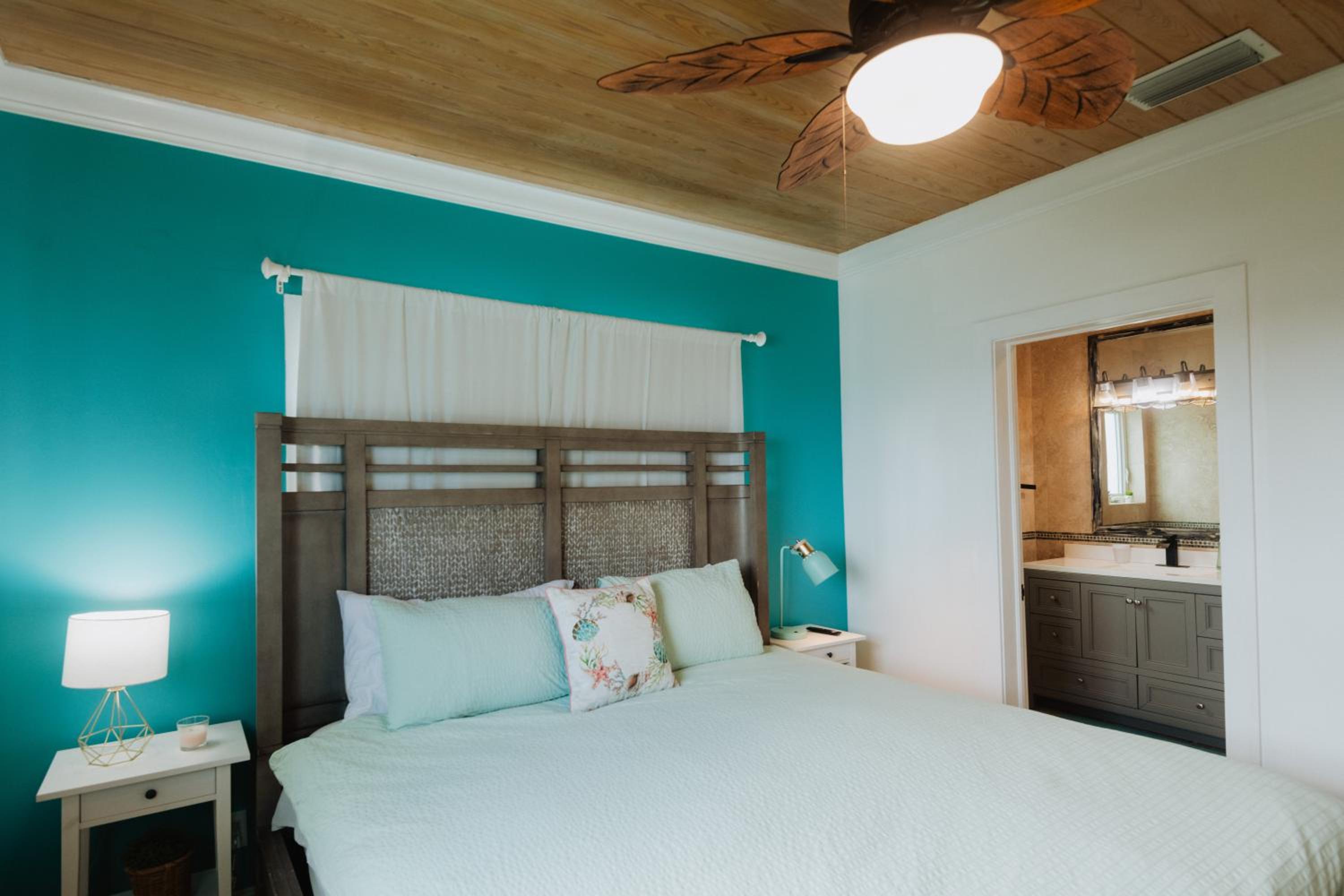 Private Oceanfront, beach, dock and Hottub - The Perky Pelican