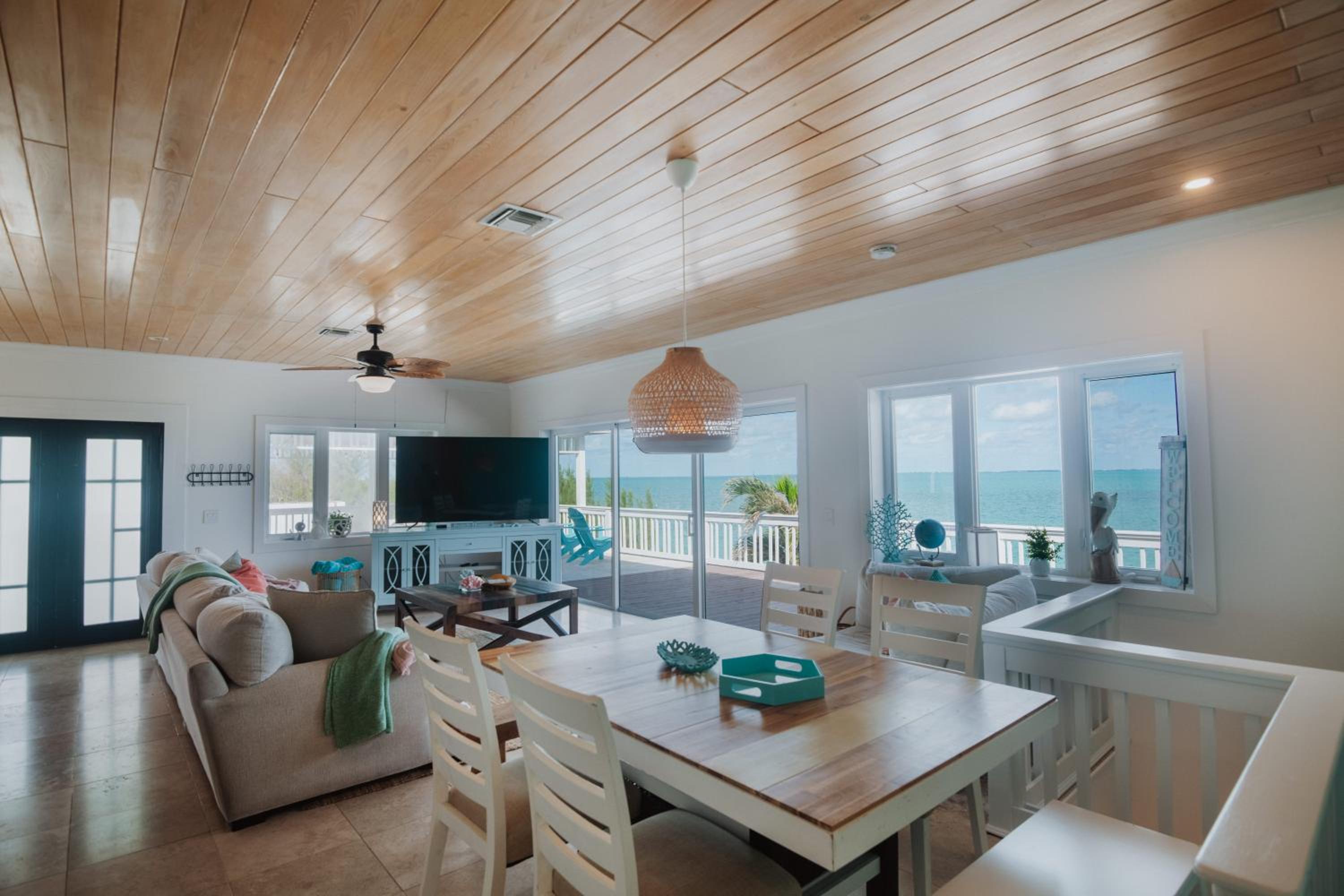 Private Oceanfront, beach, dock and Hottub - The Perky Pelican