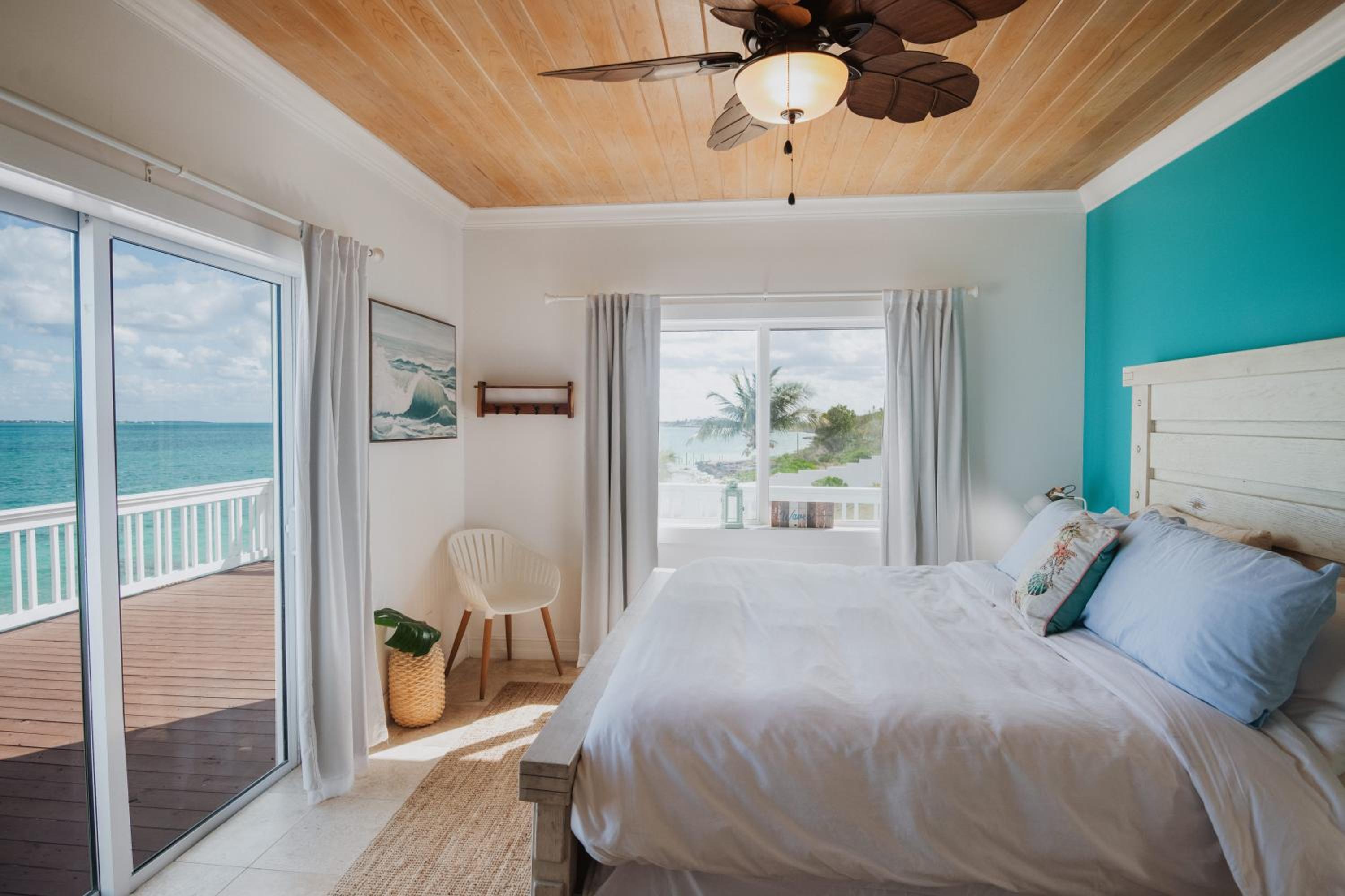 Private Oceanfront, beach, dock and Hottub - The Perky Pelican