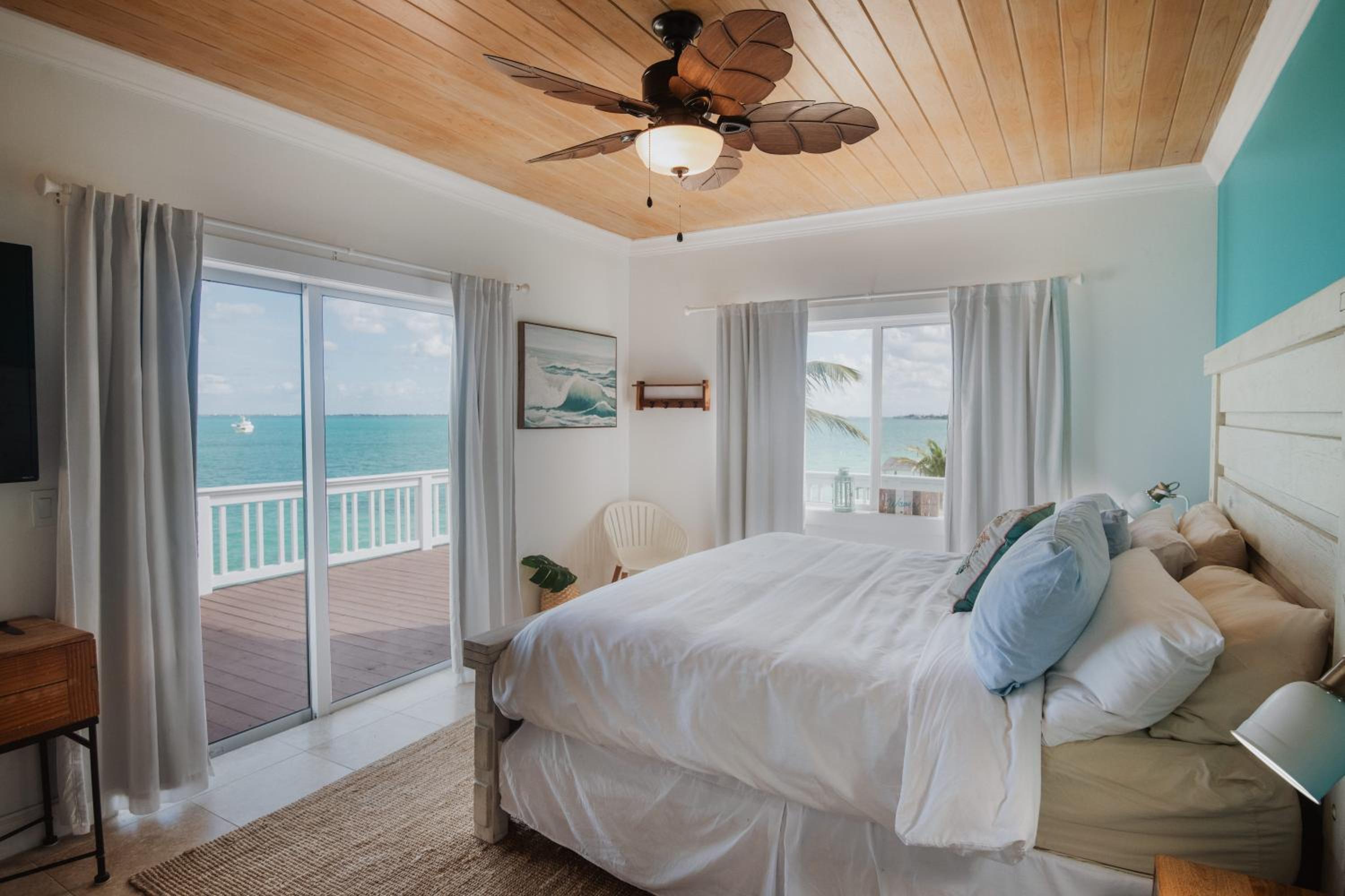 Private Oceanfront, beach, dock and Hottub - The Perky Pelican
