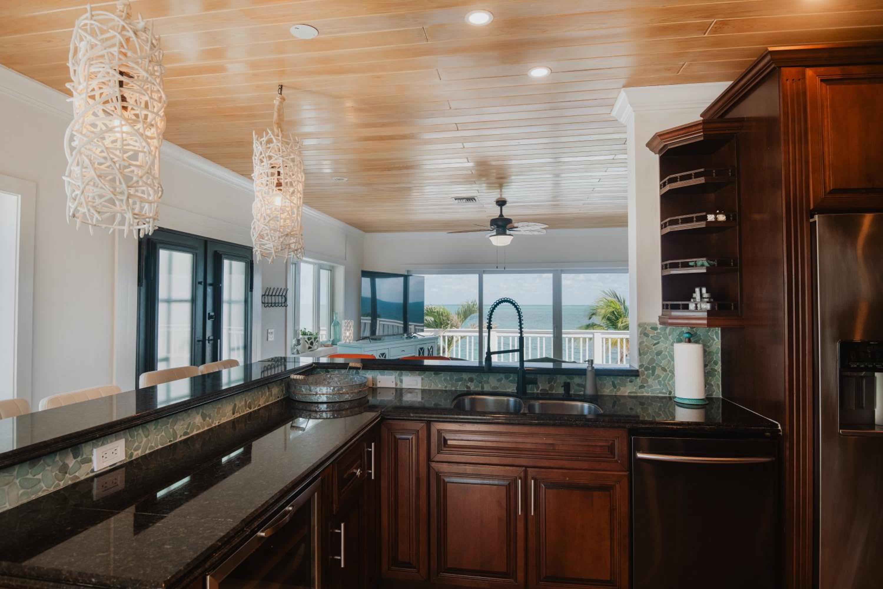 Private Oceanfront, beach, dock and Hottub - The Perky Pelican