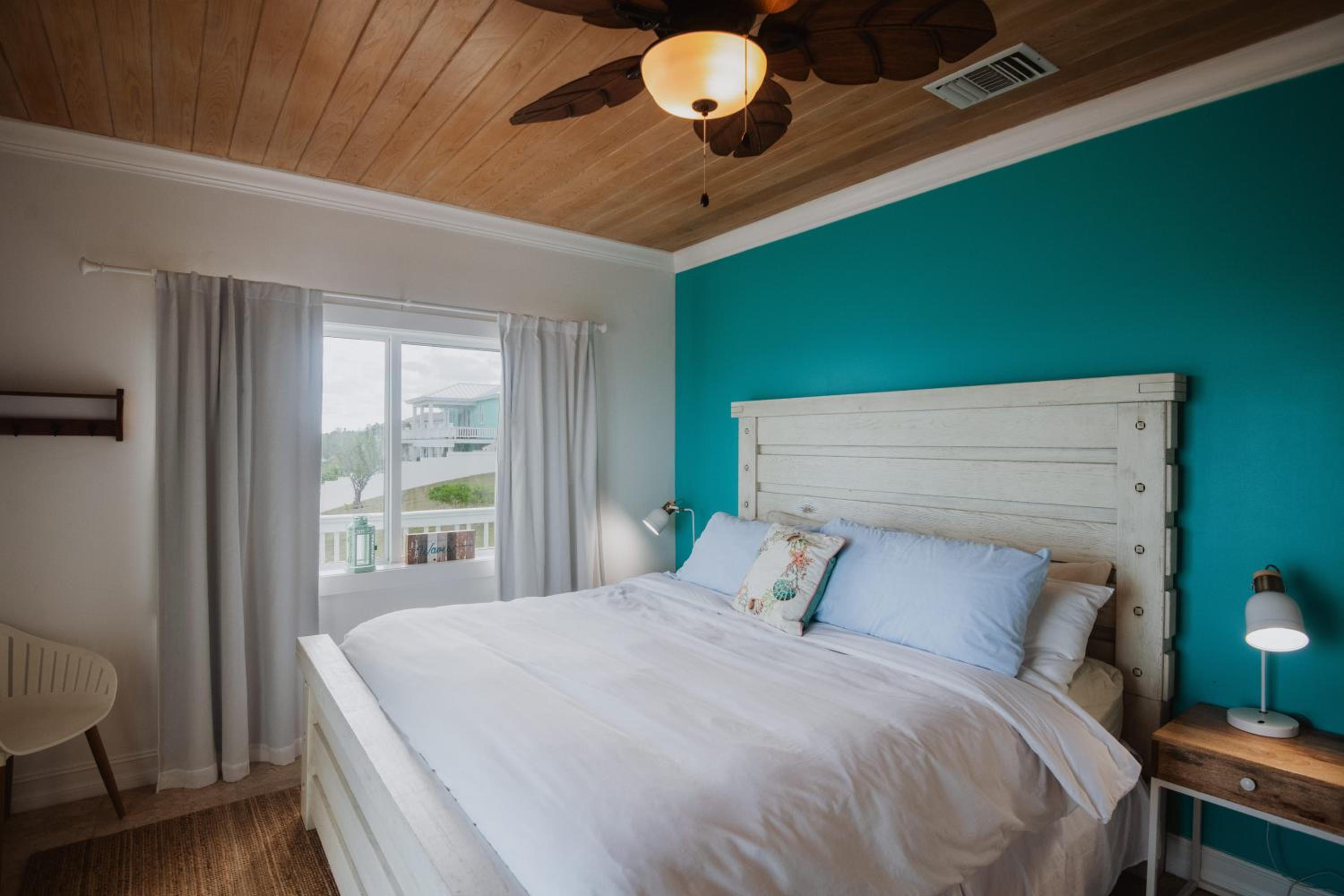 Private Oceanfront, beach, dock and Hottub - The Perky Pelican