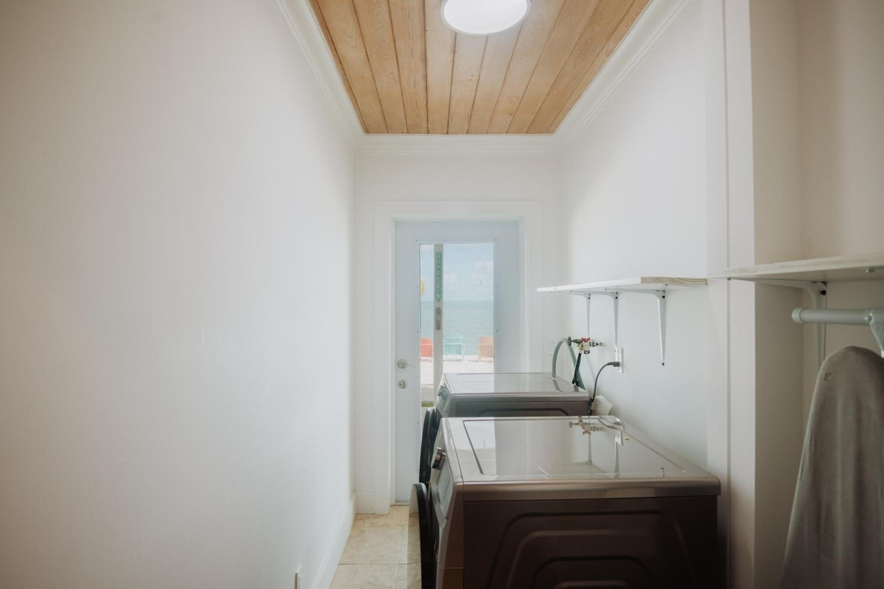 Private Oceanfront, beach, dock and Hottub - The Perky Pelican
