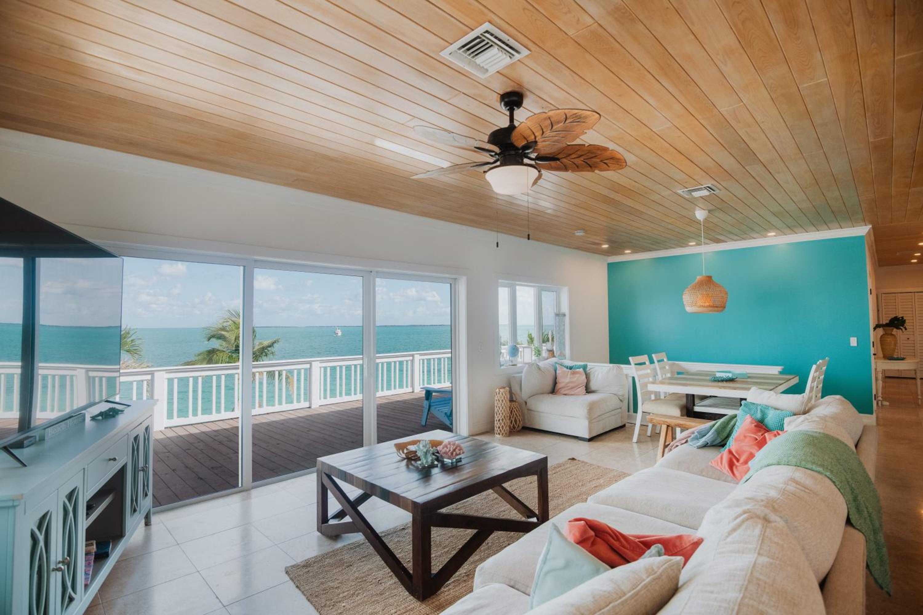 Private Oceanfront, beach, dock and Hottub - The Perky Pelican