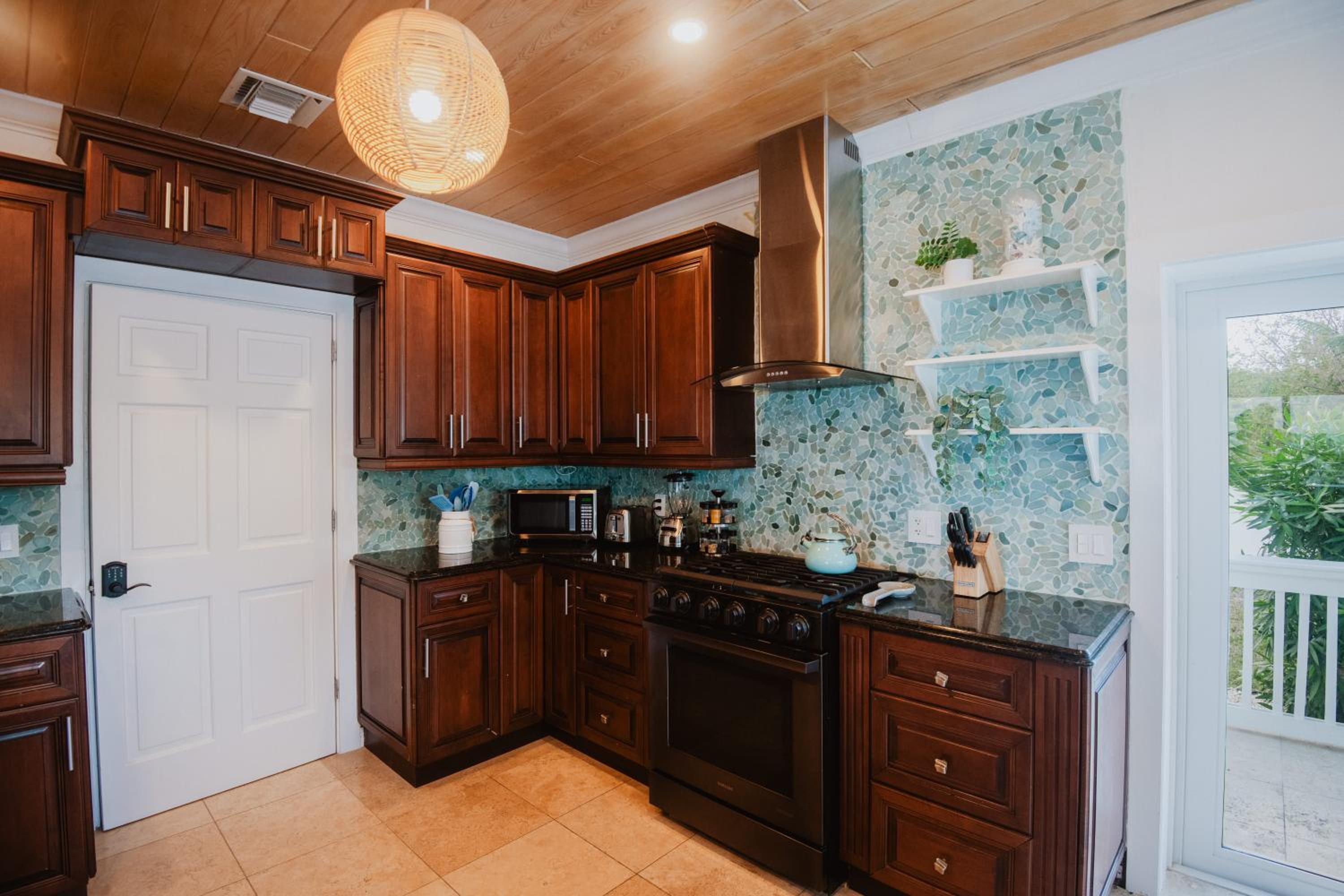 Private Oceanfront, beach, dock and Hottub - The Perky Pelican