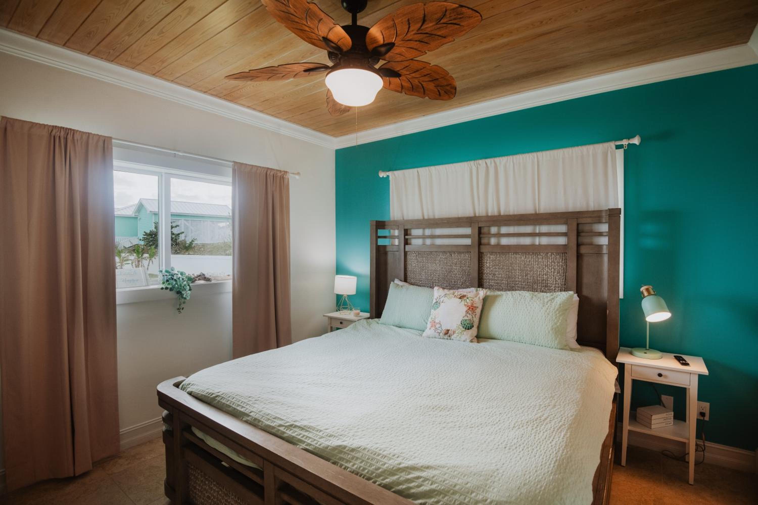 Private Oceanfront, beach, dock and Hottub - The Perky Pelican