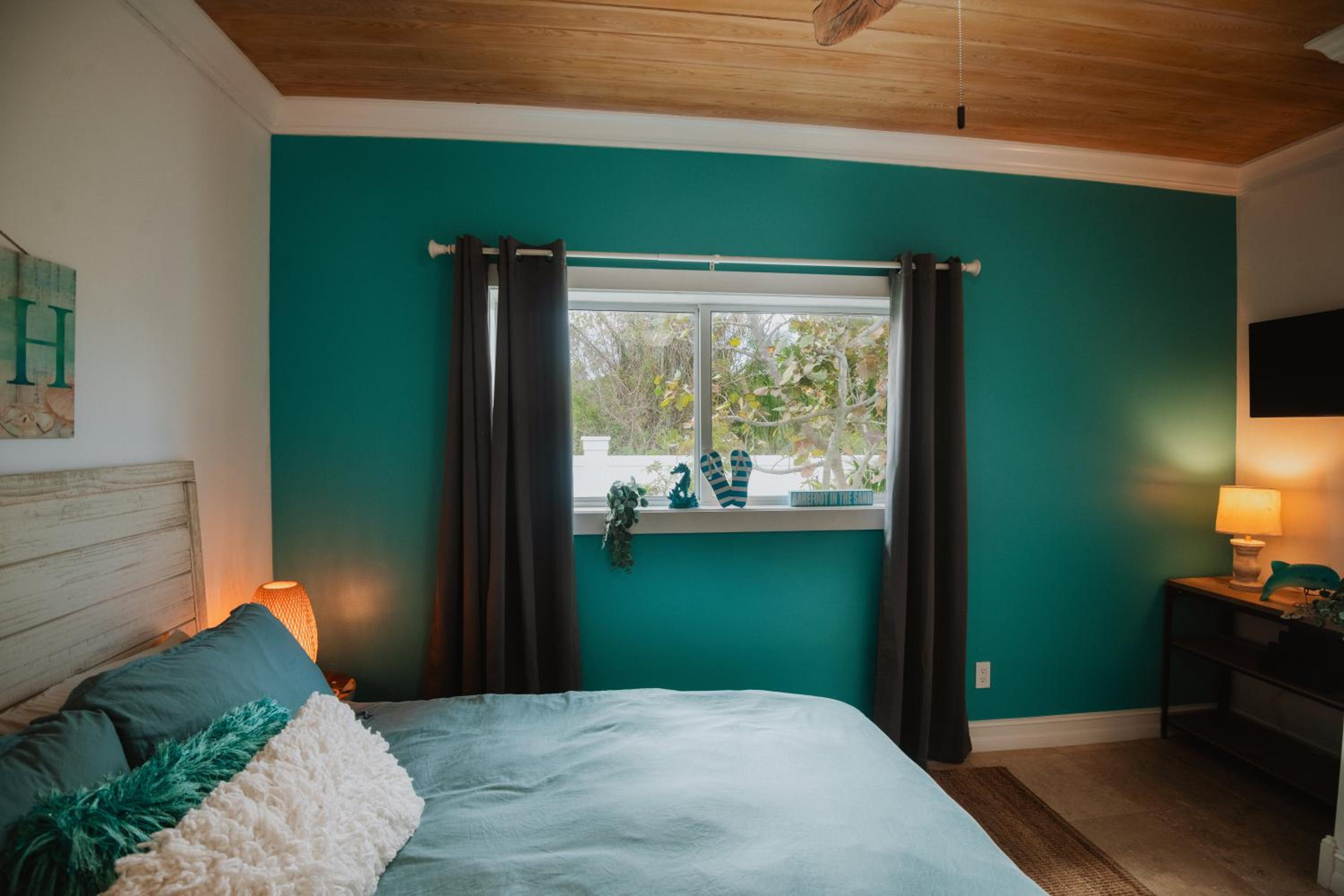 Private Oceanfront, beach, dock and Hottub - The Perky Pelican