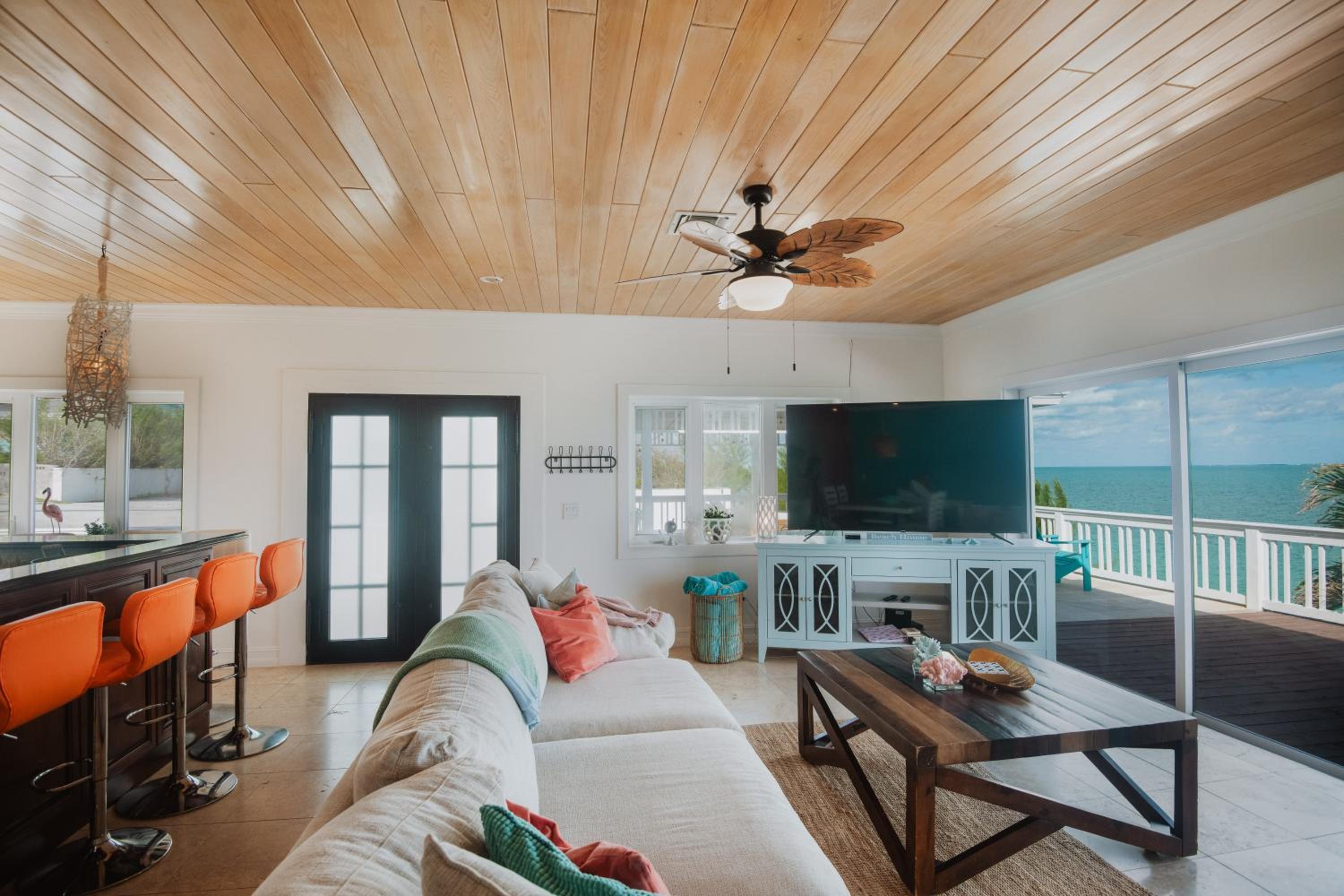 Private Oceanfront, beach, dock and Hottub - The Perky Pelican