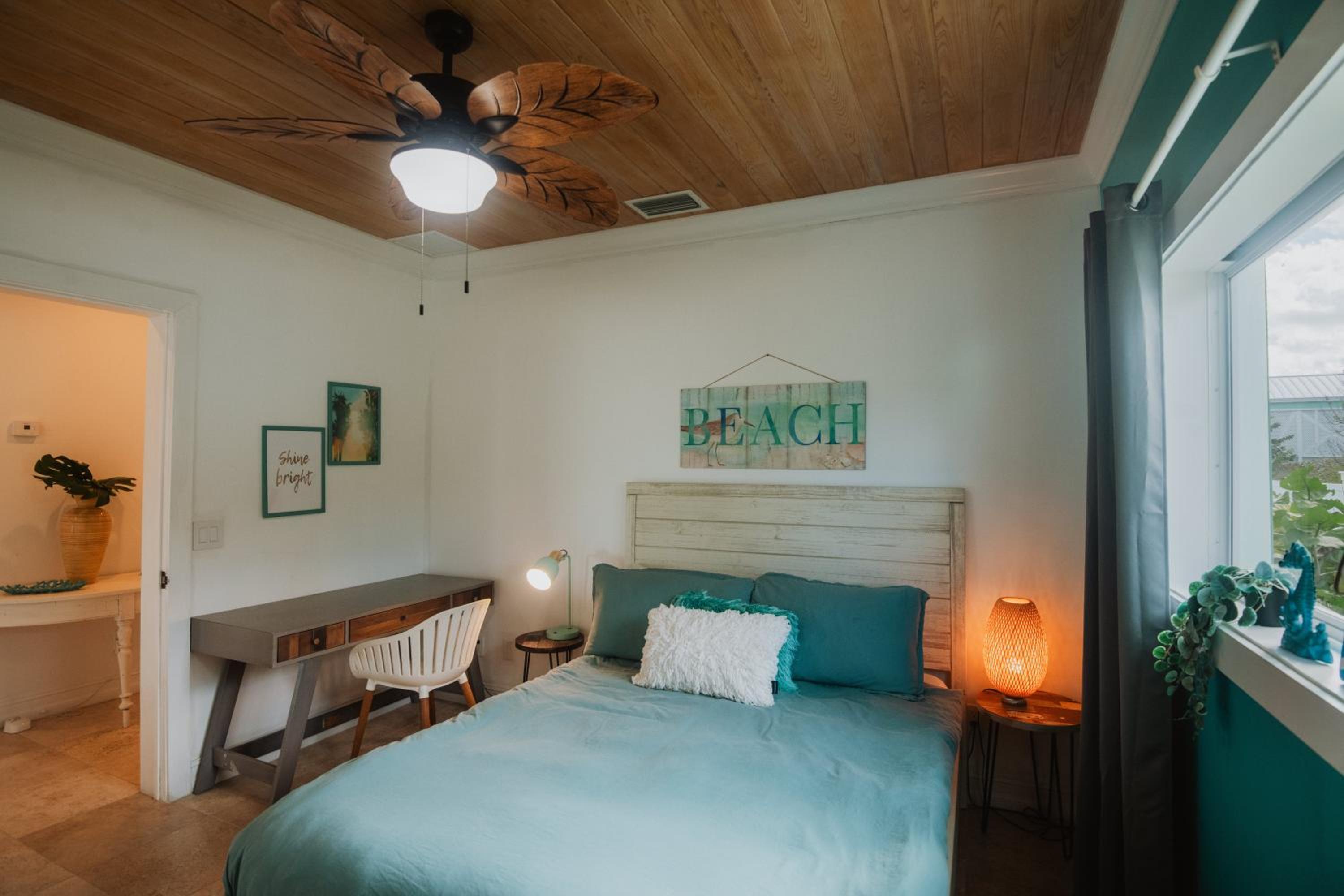 Private Oceanfront, beach, dock and Hottub - The Perky Pelican
