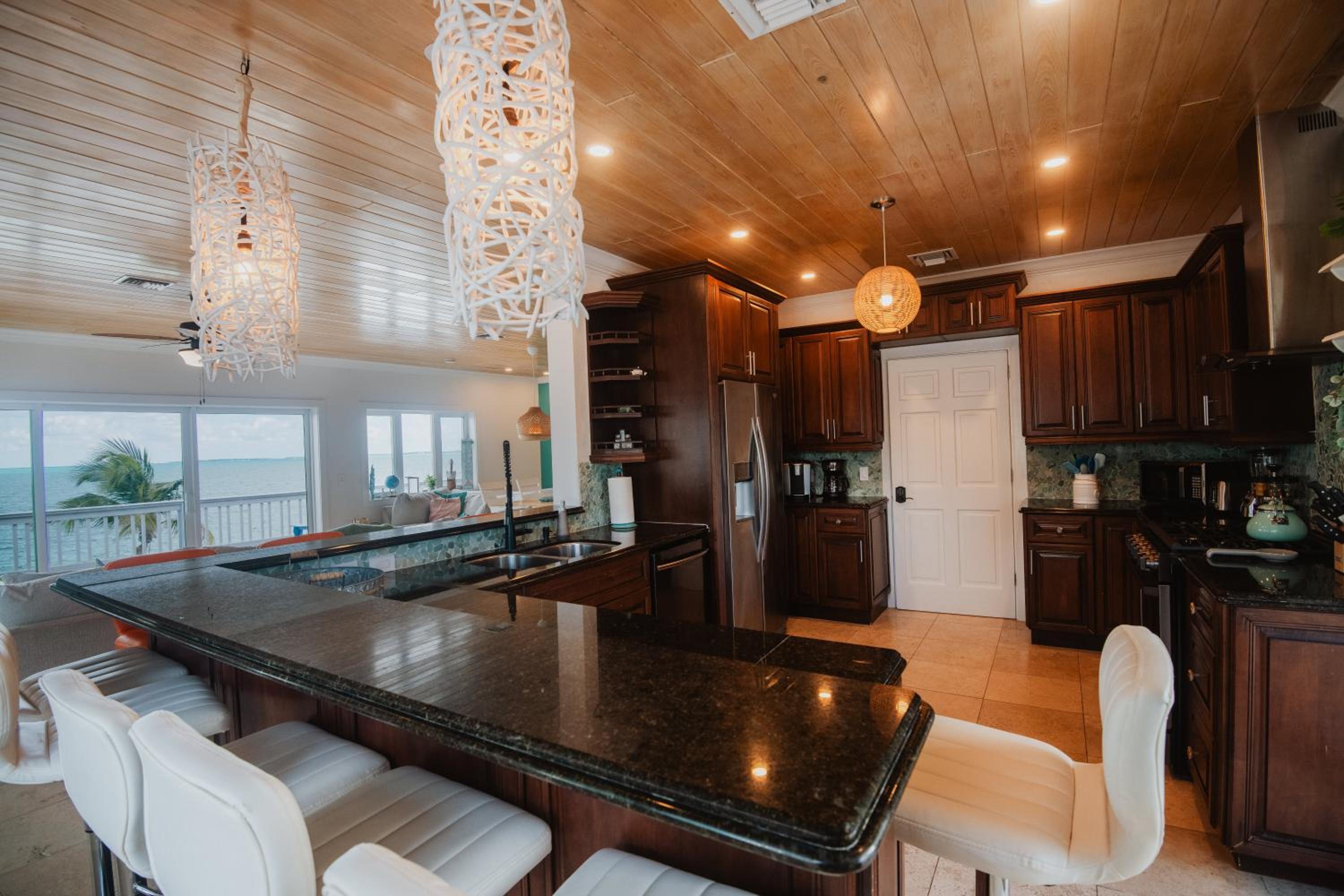 Private Oceanfront, beach, dock and Hottub - The Perky Pelican