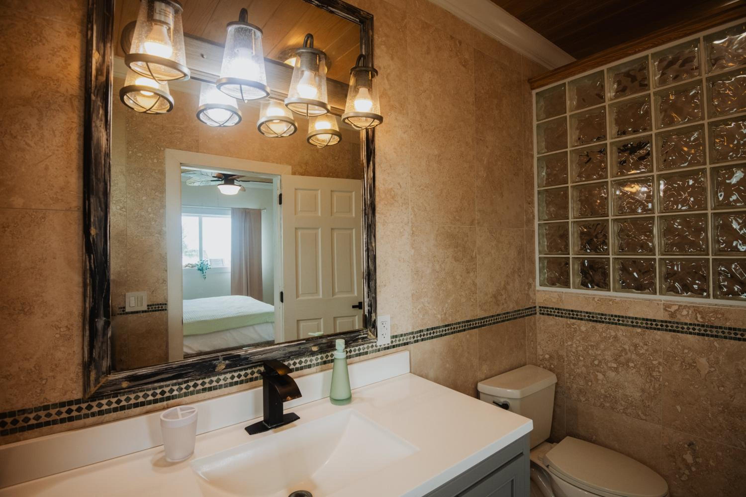 Private Oceanfront, beach, dock and Hottub - The Perky Pelican