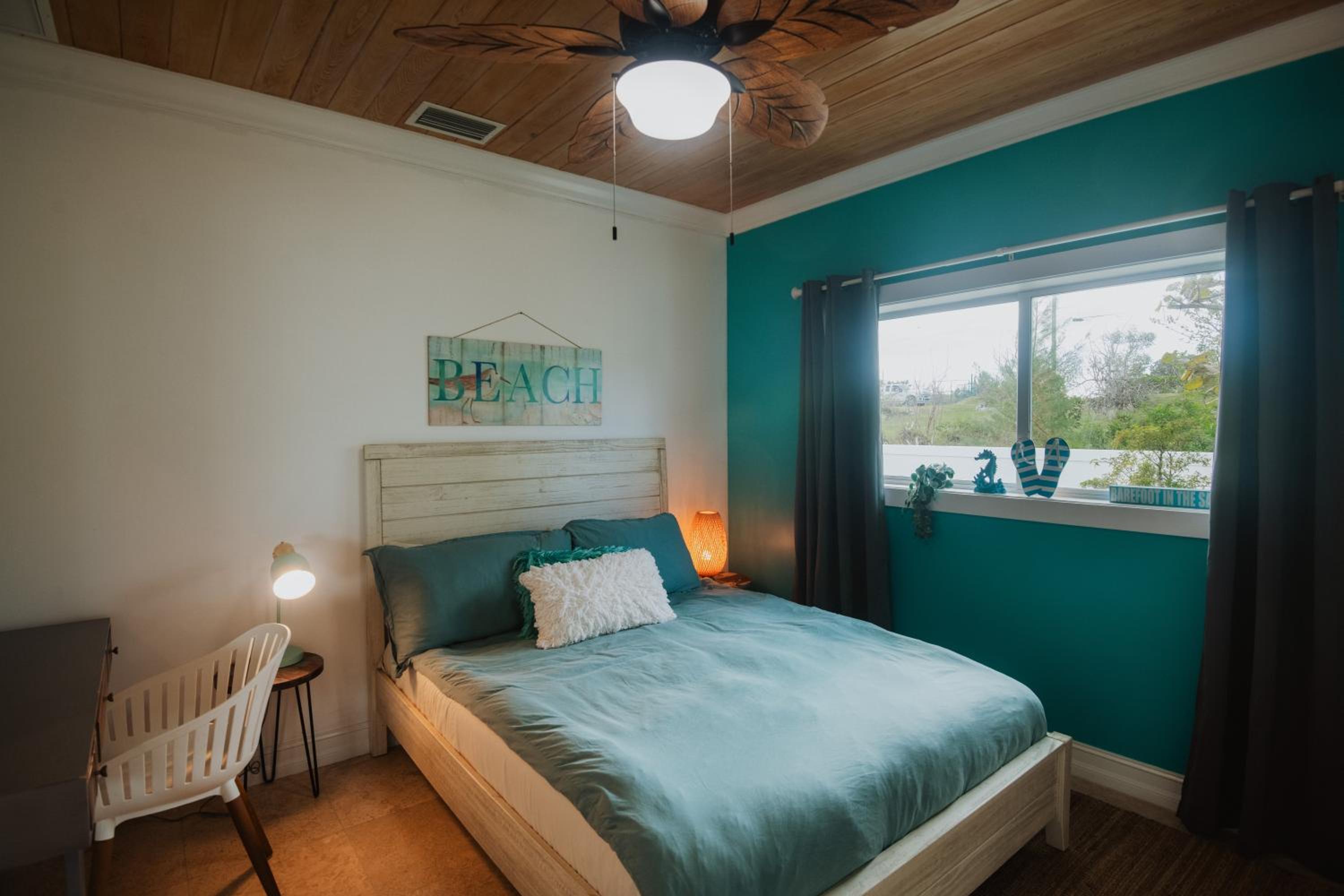 Private Oceanfront, beach, dock and Hottub - The Perky Pelican