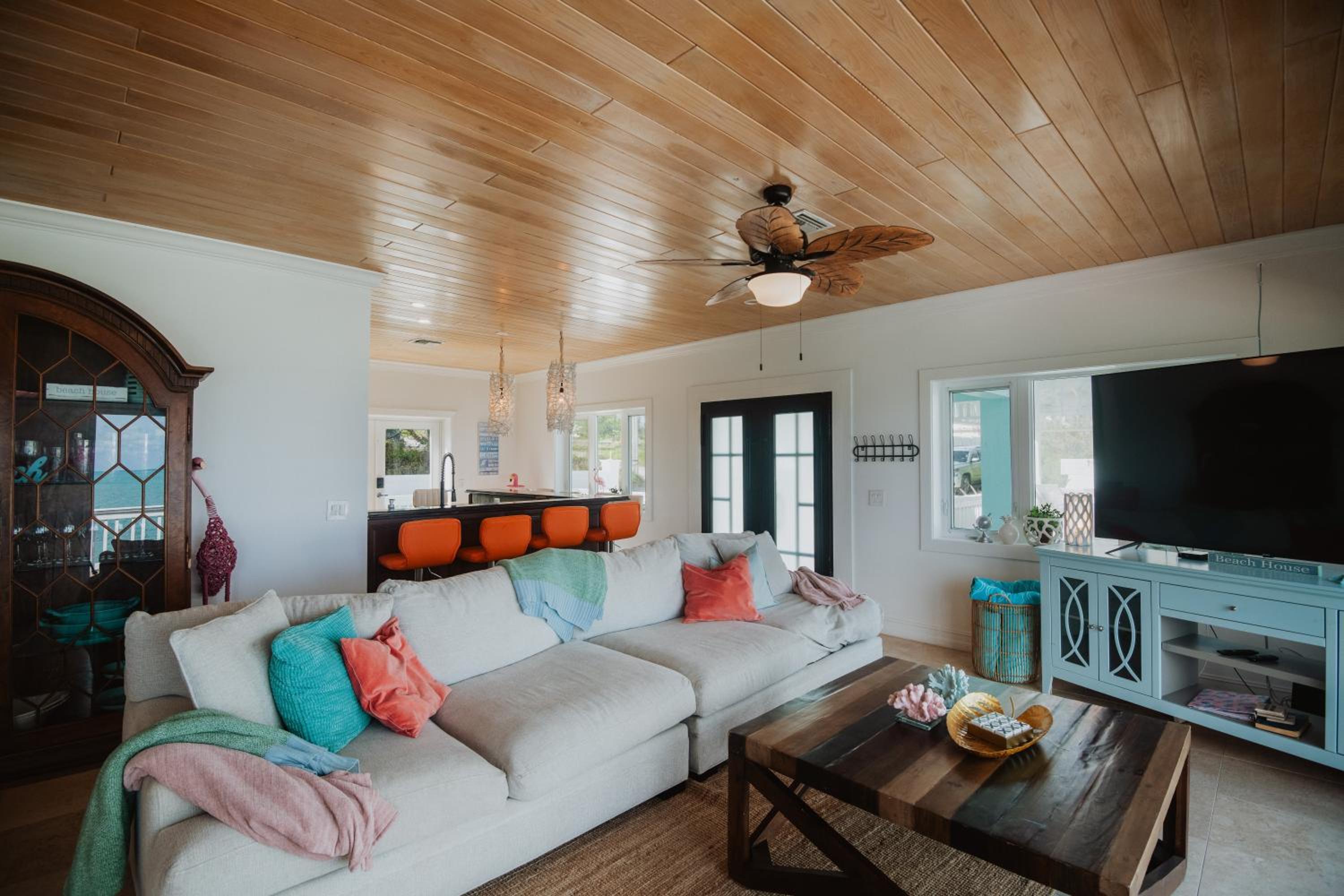 Private Oceanfront, beach, dock and Hottub - The Perky Pelican