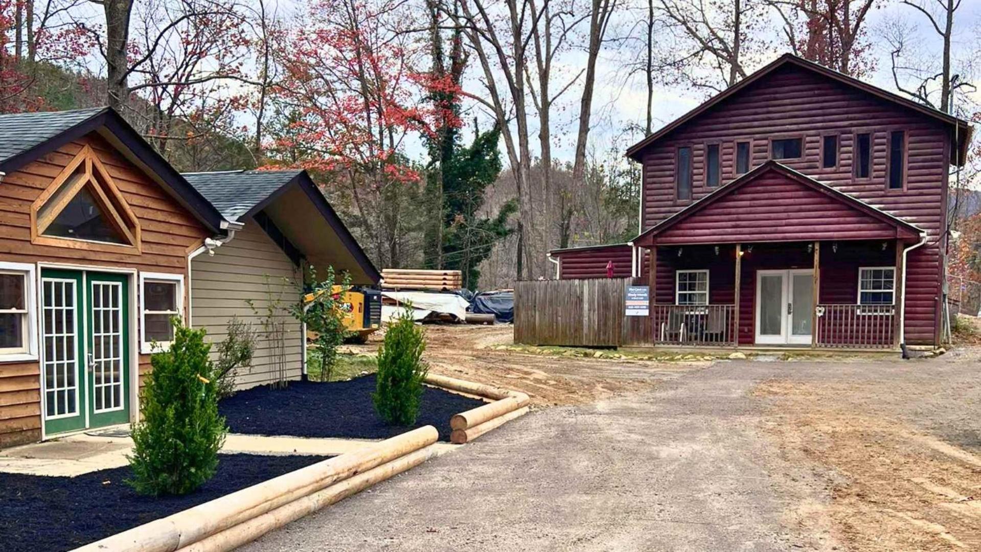 Cuddles, 1 Bedroom Studio, Walk to Downtown and Hiking Trails! view 4