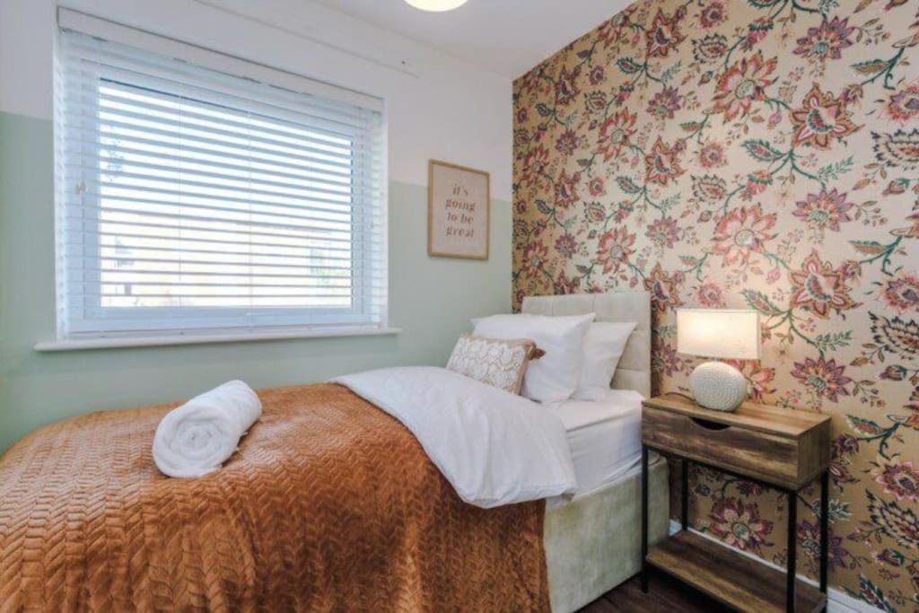 Elegant 4 Bedroom House, Sleeps 7, Free Parking - WiFi view 2