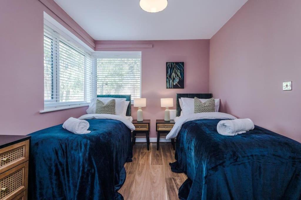 Elegant 4 Bedroom House, Sleeps 7, Free Parking - WiFi view 3