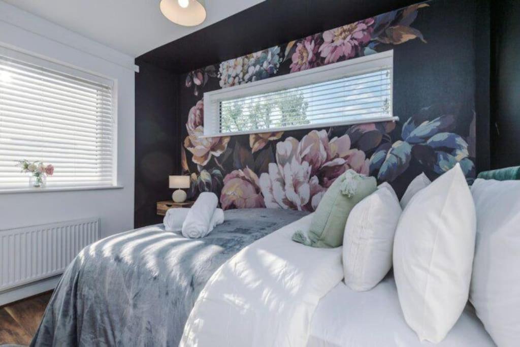 Elegant 4 Bedroom House, Sleeps 7, Free Parking - WiFi view 4