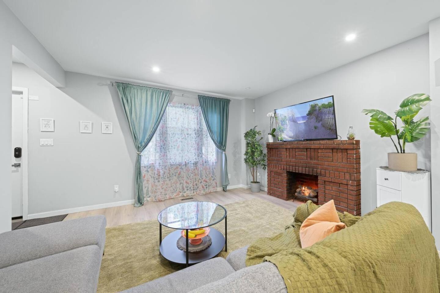 Private Cozy Room with Free Parking