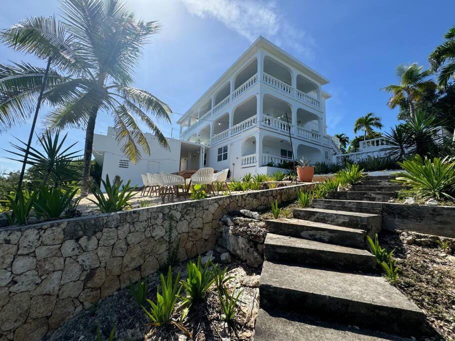 Beautiful Resort-Style Home !!!