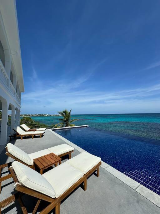 Beautiful Resort-Style Home !!!