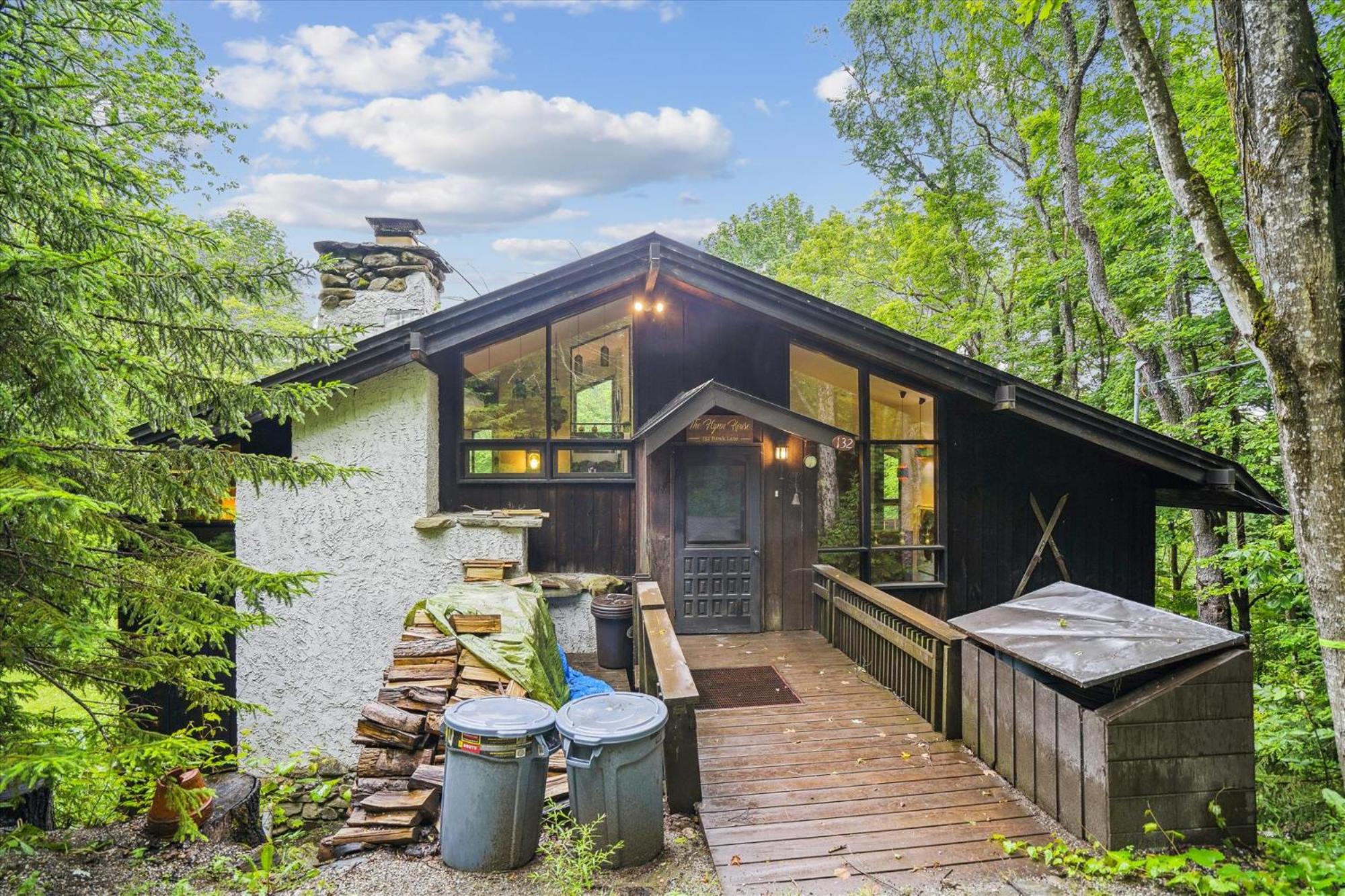 Perfect secluded 3 bedroom cozy getaway home Hawk Landing