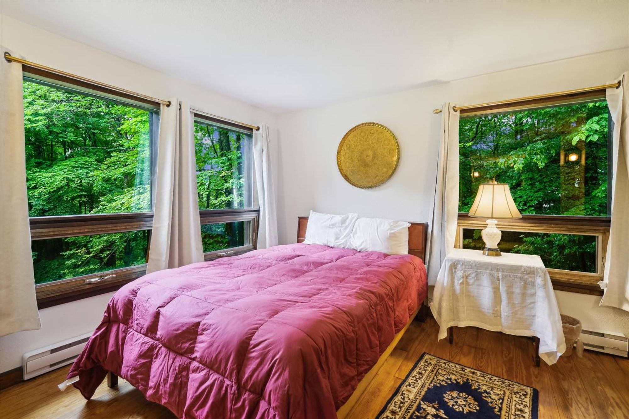 Perfect secluded 3 bedroom cozy getaway home Hawk Landing