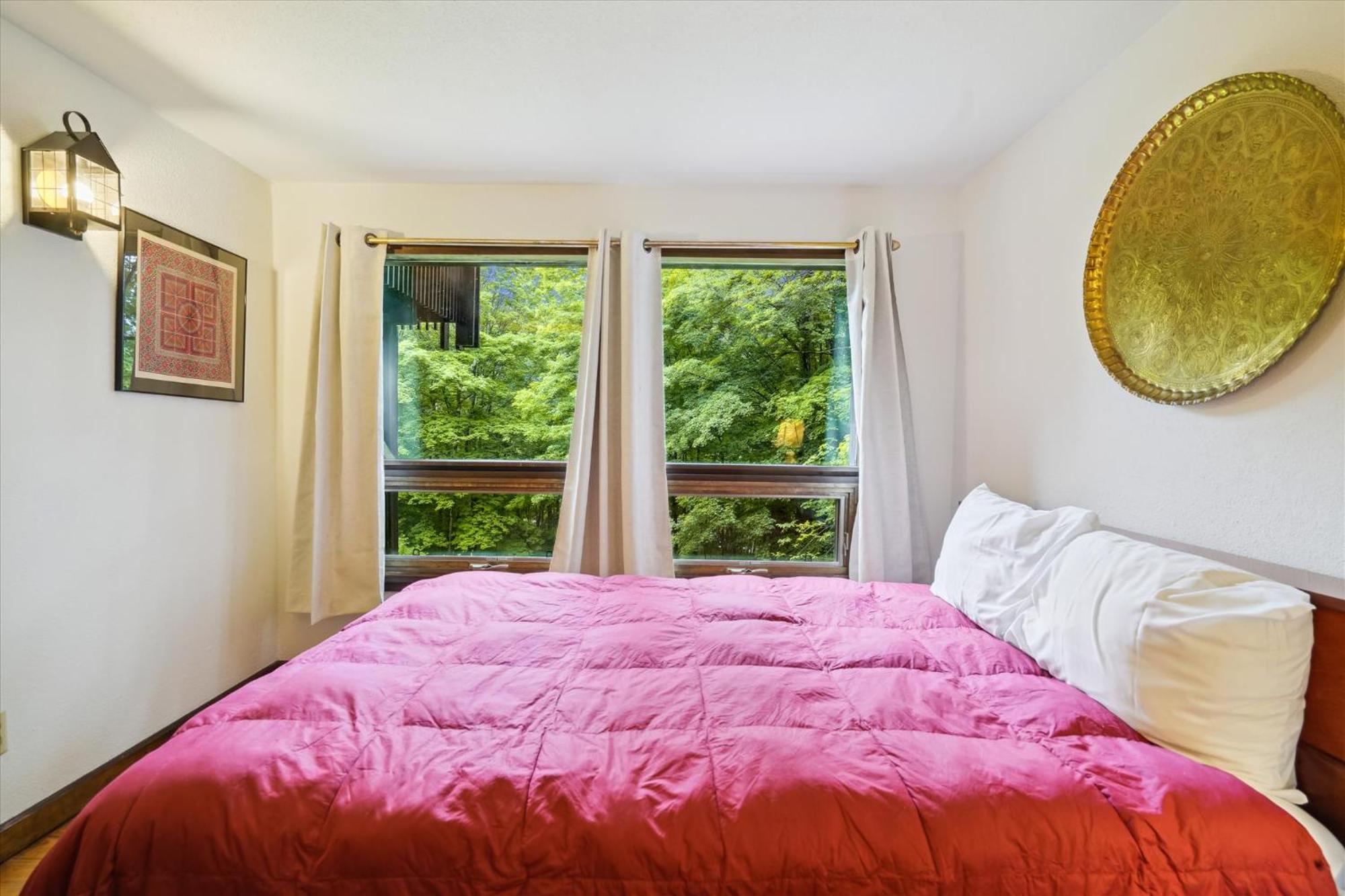 Perfect secluded 3 bedroom cozy getaway home Hawk Landing