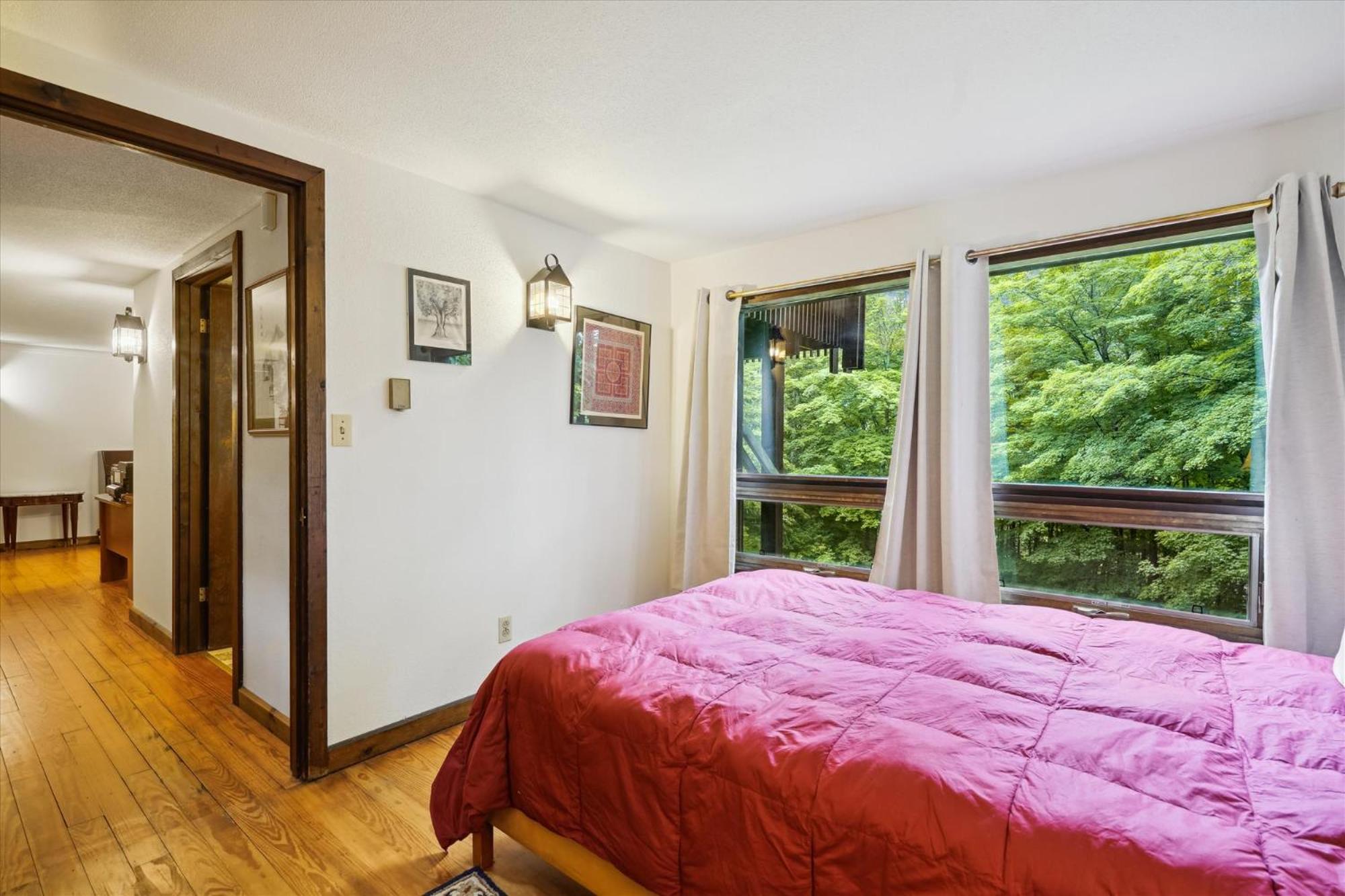 Perfect secluded 3 bedroom cozy getaway home Hawk Landing