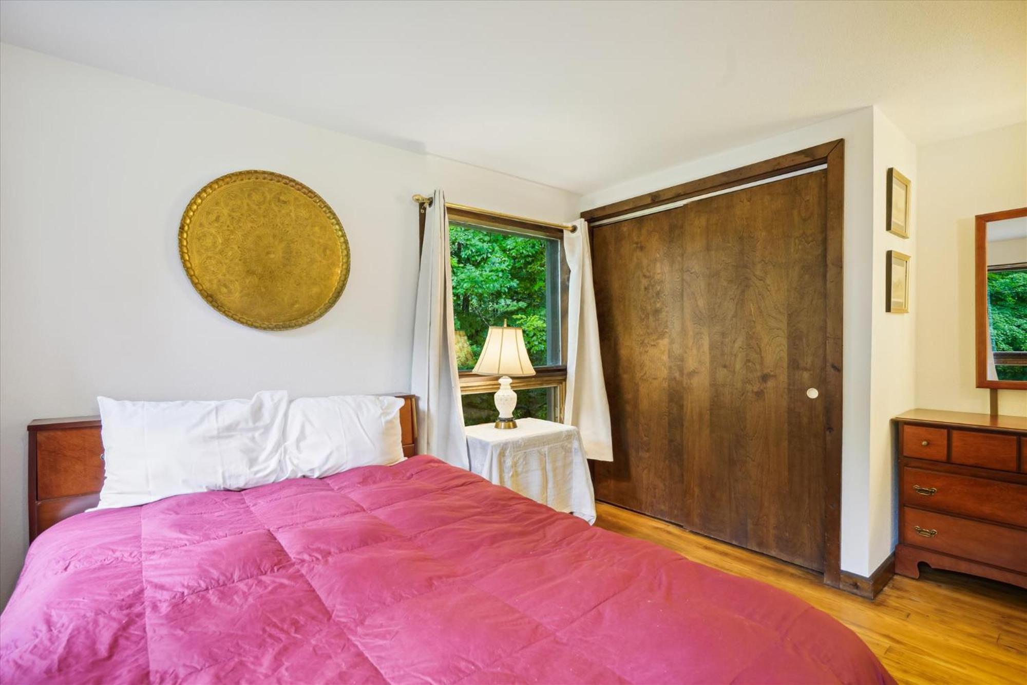 Perfect secluded 3 bedroom cozy getaway home Hawk Landing