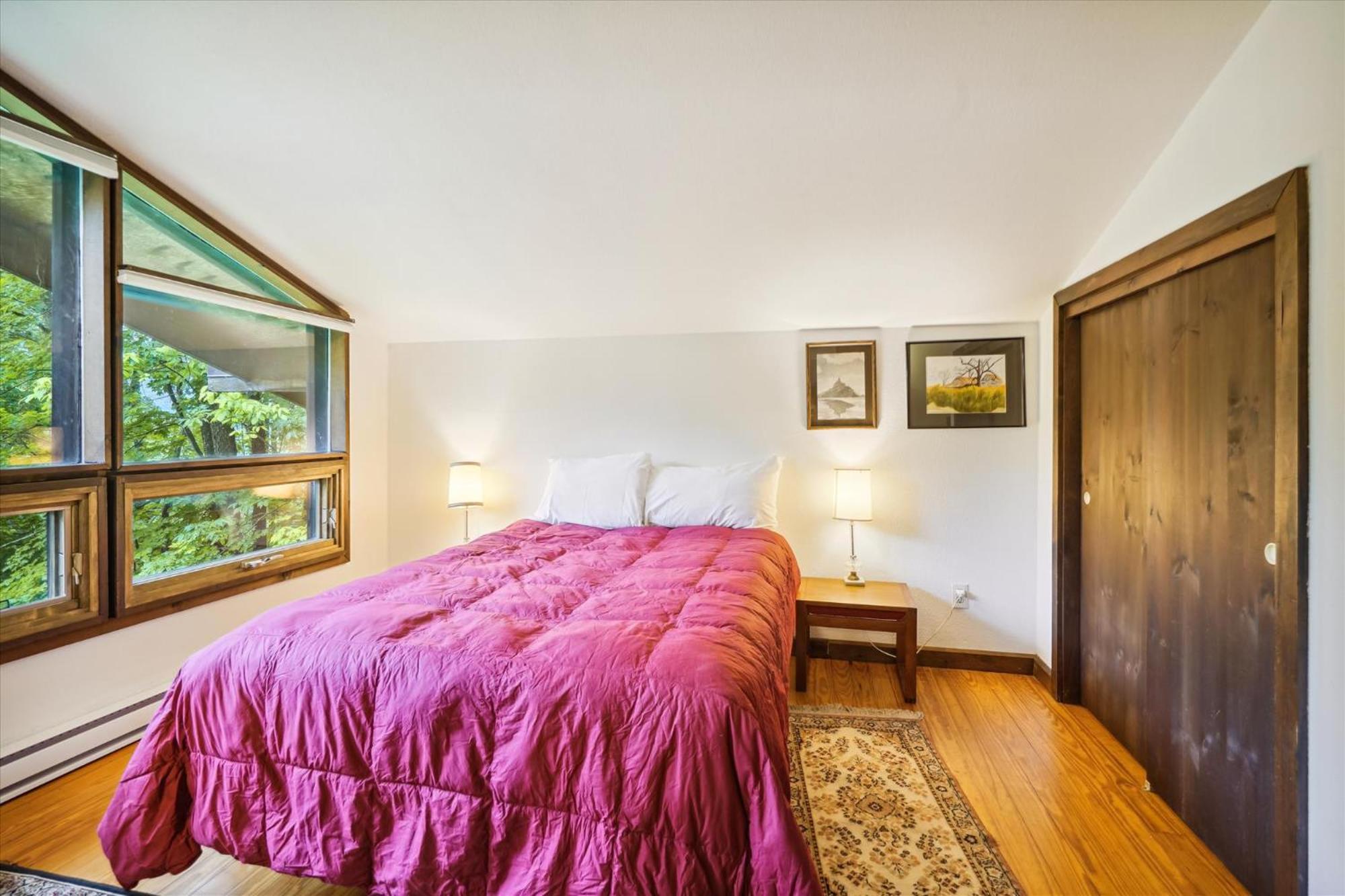 Perfect secluded 3 bedroom cozy getaway home Hawk Landing