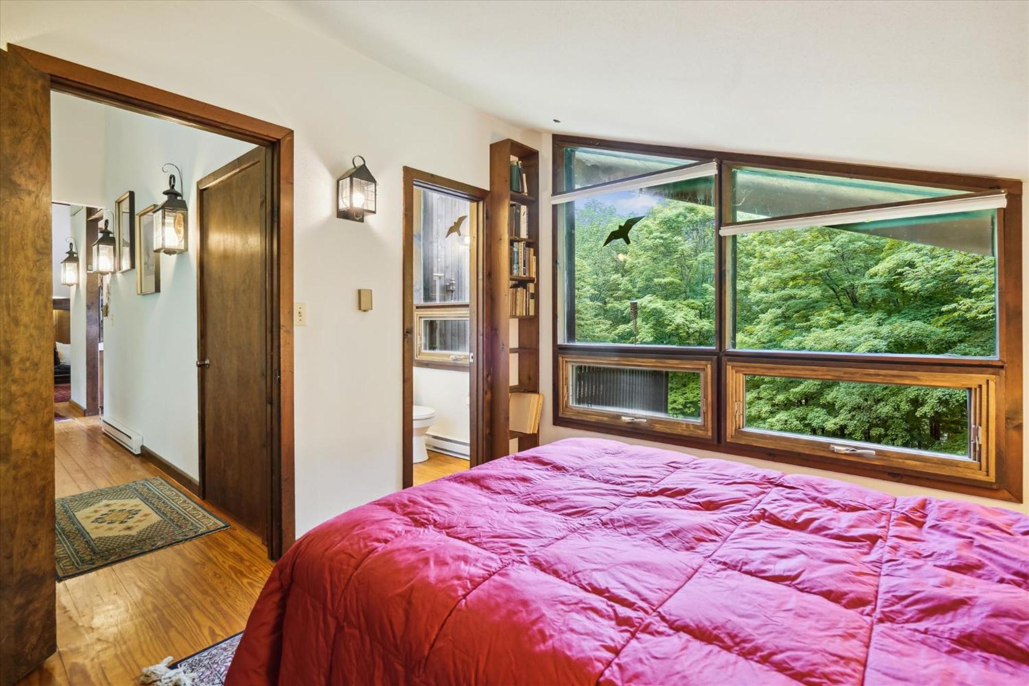 Perfect secluded 3 bedroom cozy getaway home Hawk Landing