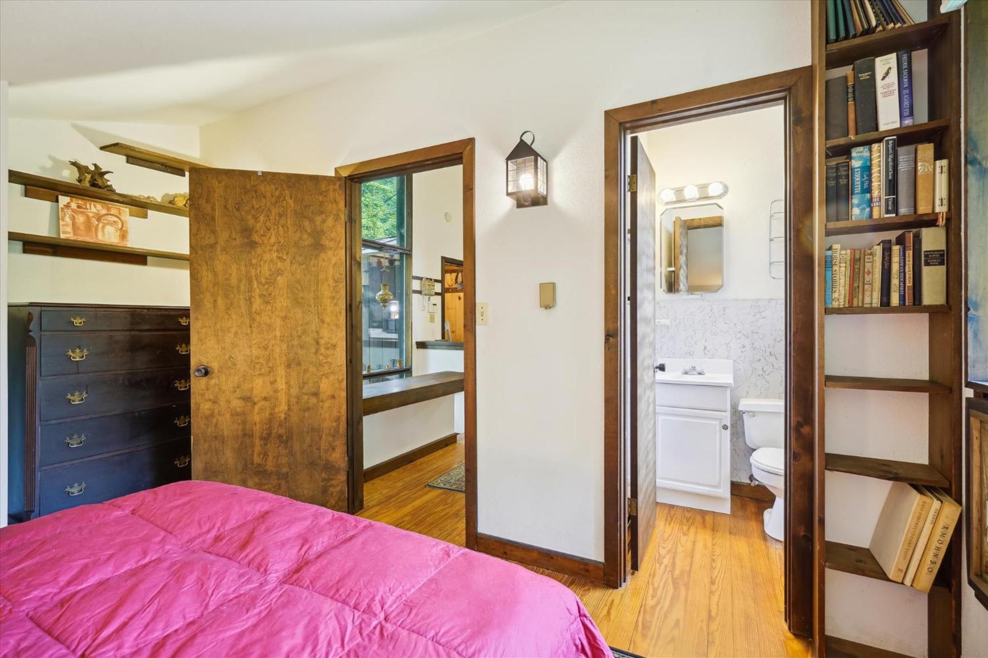 Perfect secluded 3 bedroom cozy getaway home Hawk Landing
