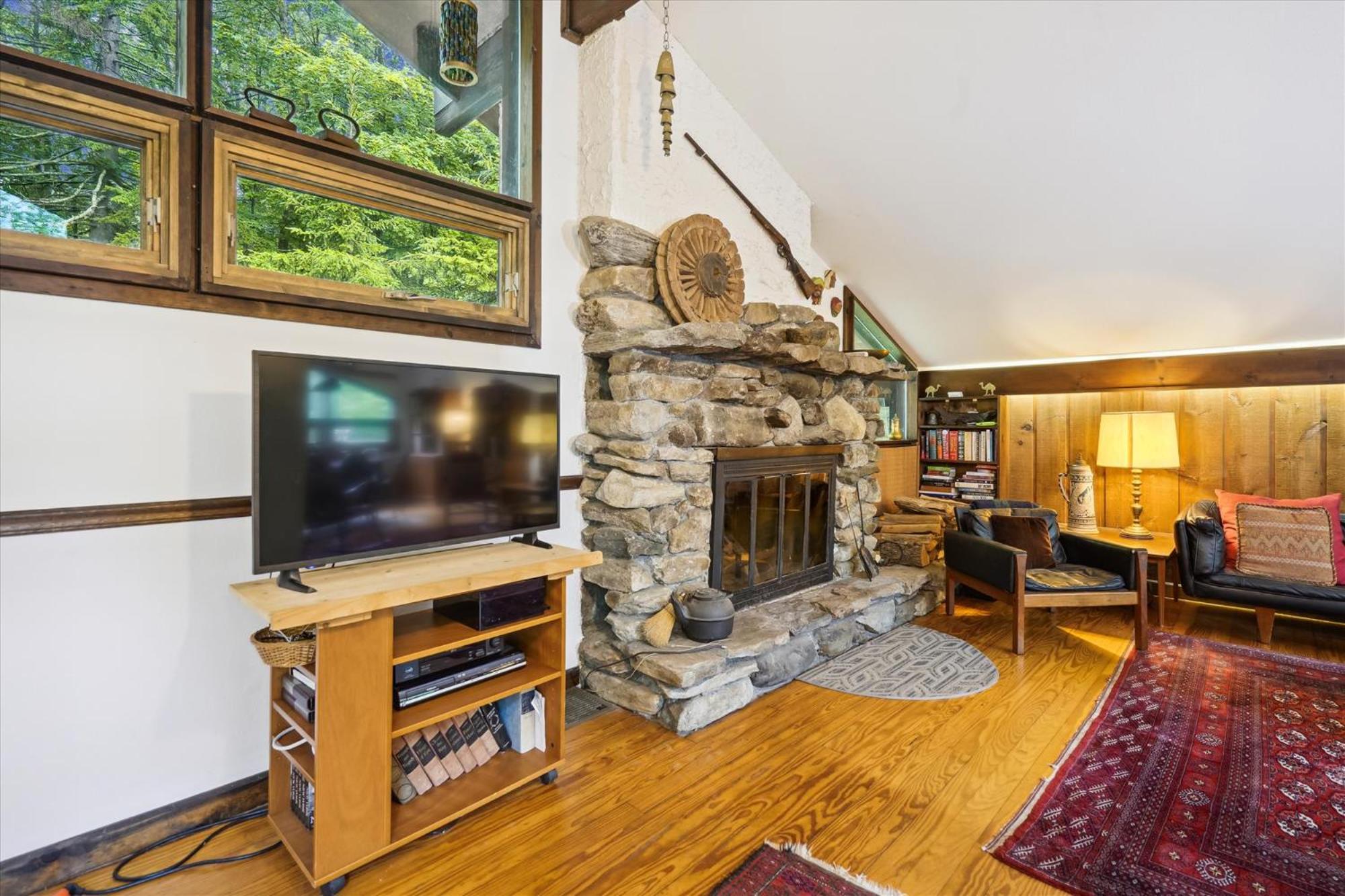 Perfect secluded 3 bedroom cozy getaway home Hawk Landing