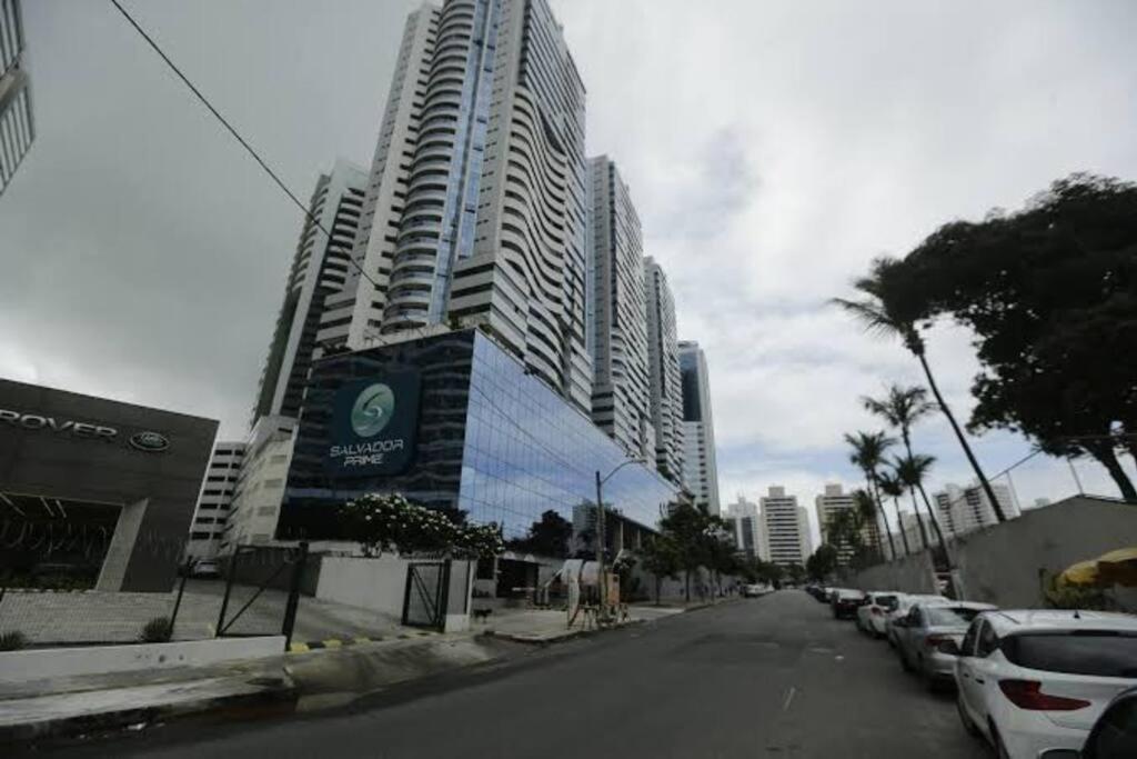 Quarto e Sala para 4 ao lado do Salvador Shopping