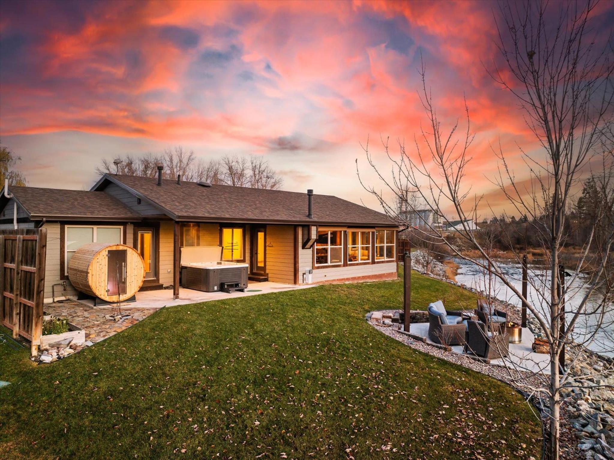 River's Edge Riverfront with Hot Tub Sauna & Game Room view 4
