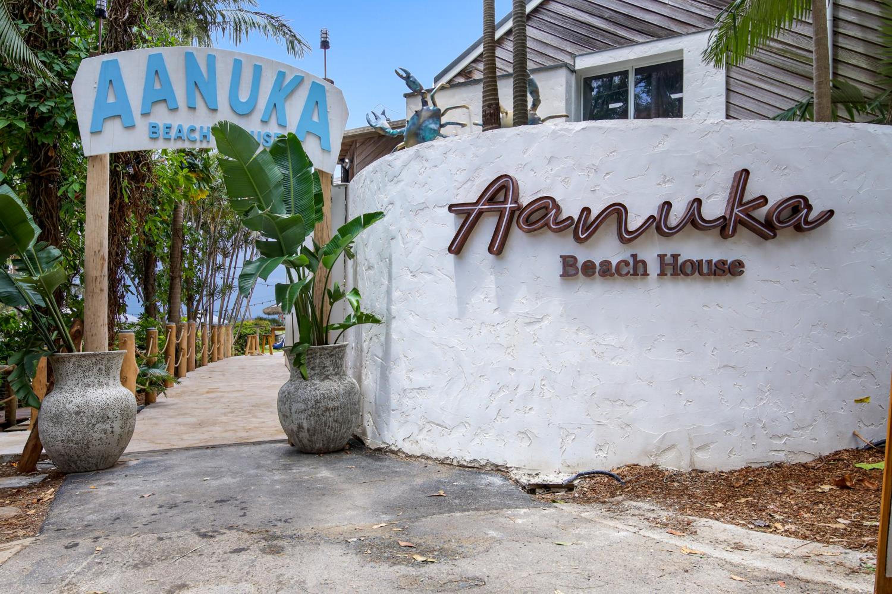 Elvis Romance At The Beach - LUXURY RESORT STAY