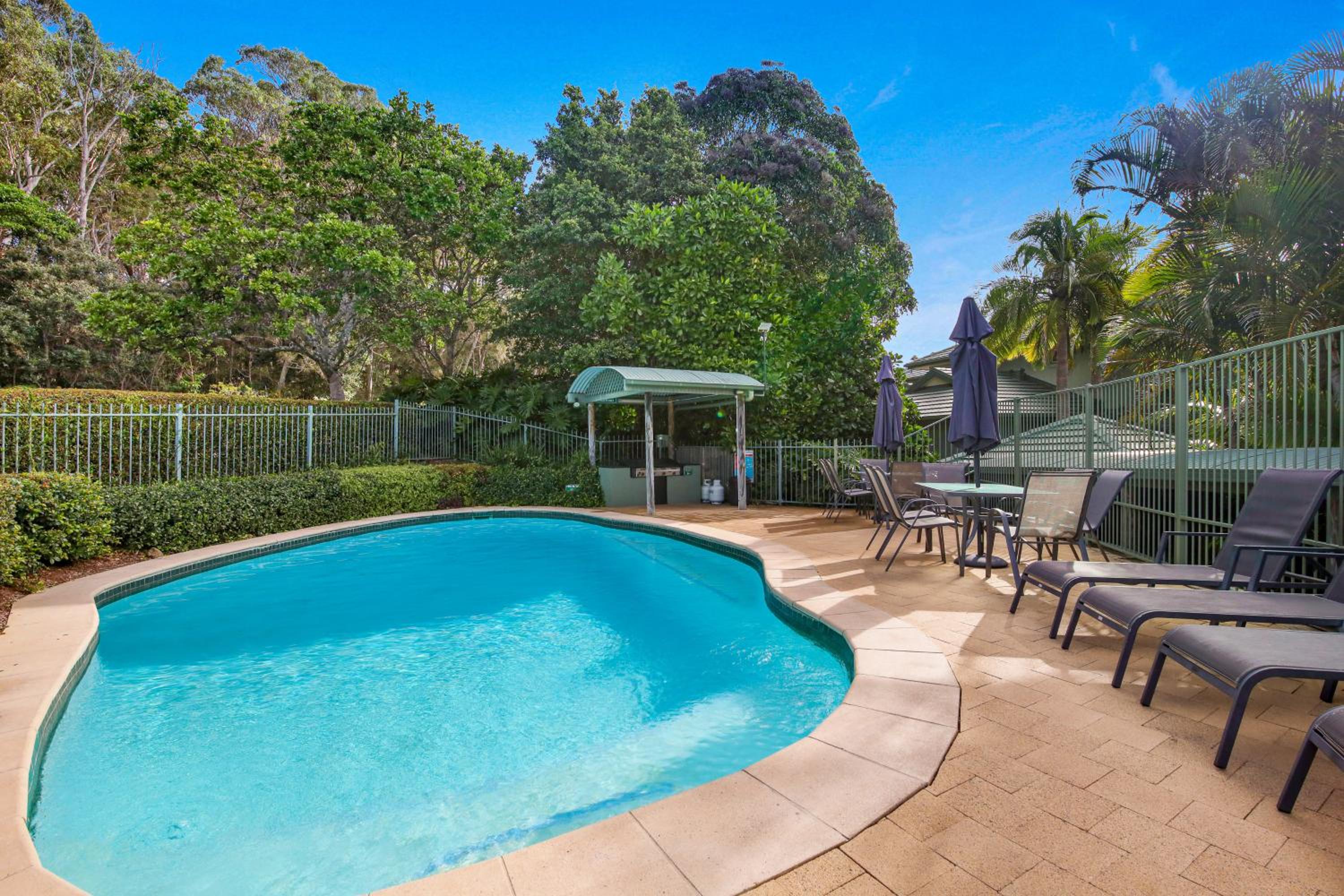 Elvis Romance At The Beach - LUXURY RESORT STAY