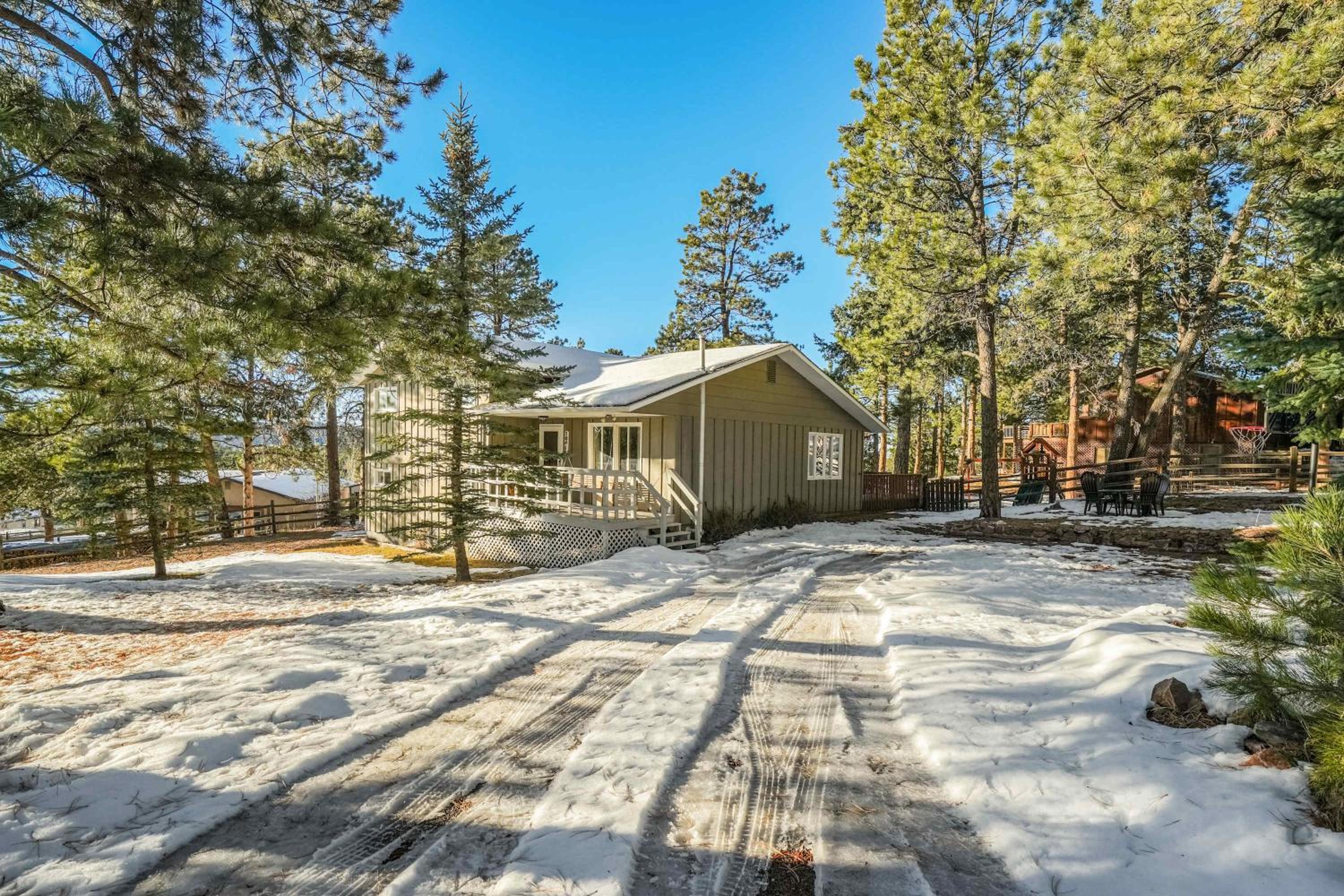 Altitude Oasis Pikes Peak Views Hot Tub & BBQ
