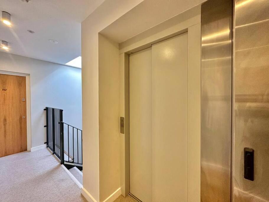 Luxury Penthouse Apartment in Central Milton Keynes with Free Parking, Balcony, Self Check-In, Fast WiFi and Sky TV by Yoko Property view 2