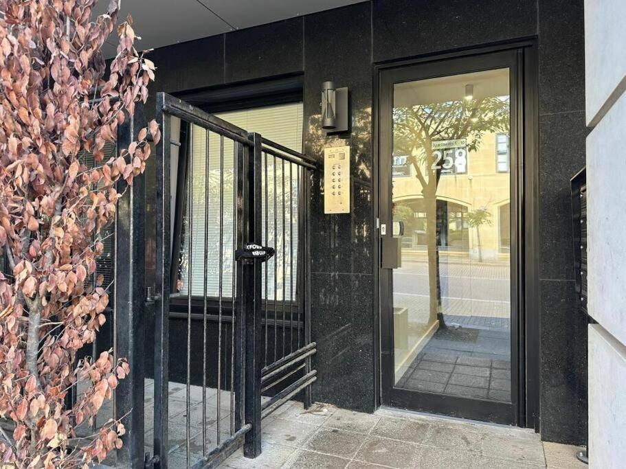 Luxury Penthouse Apartment in Central Milton Keynes with Free Parking, Balcony, Self Check-In, Fast WiFi and Sky TV by Yoko Property view 4