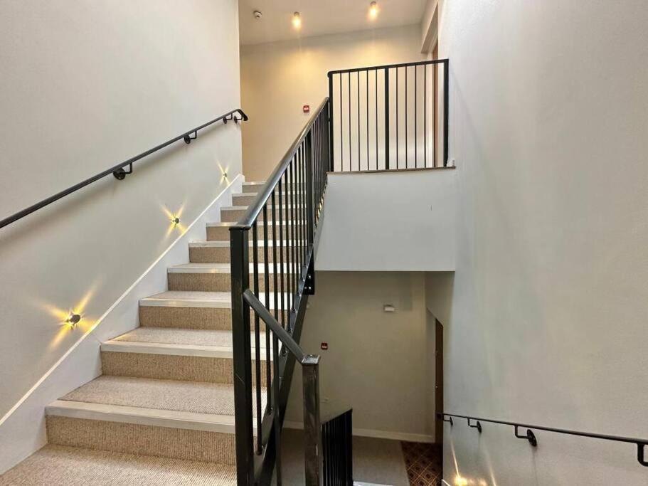 Luxury Penthouse Apartment in Central Milton Keynes with Free Parking, Balcony, Self Check-In, Fast WiFi and Sky TV by Yoko Property view 3