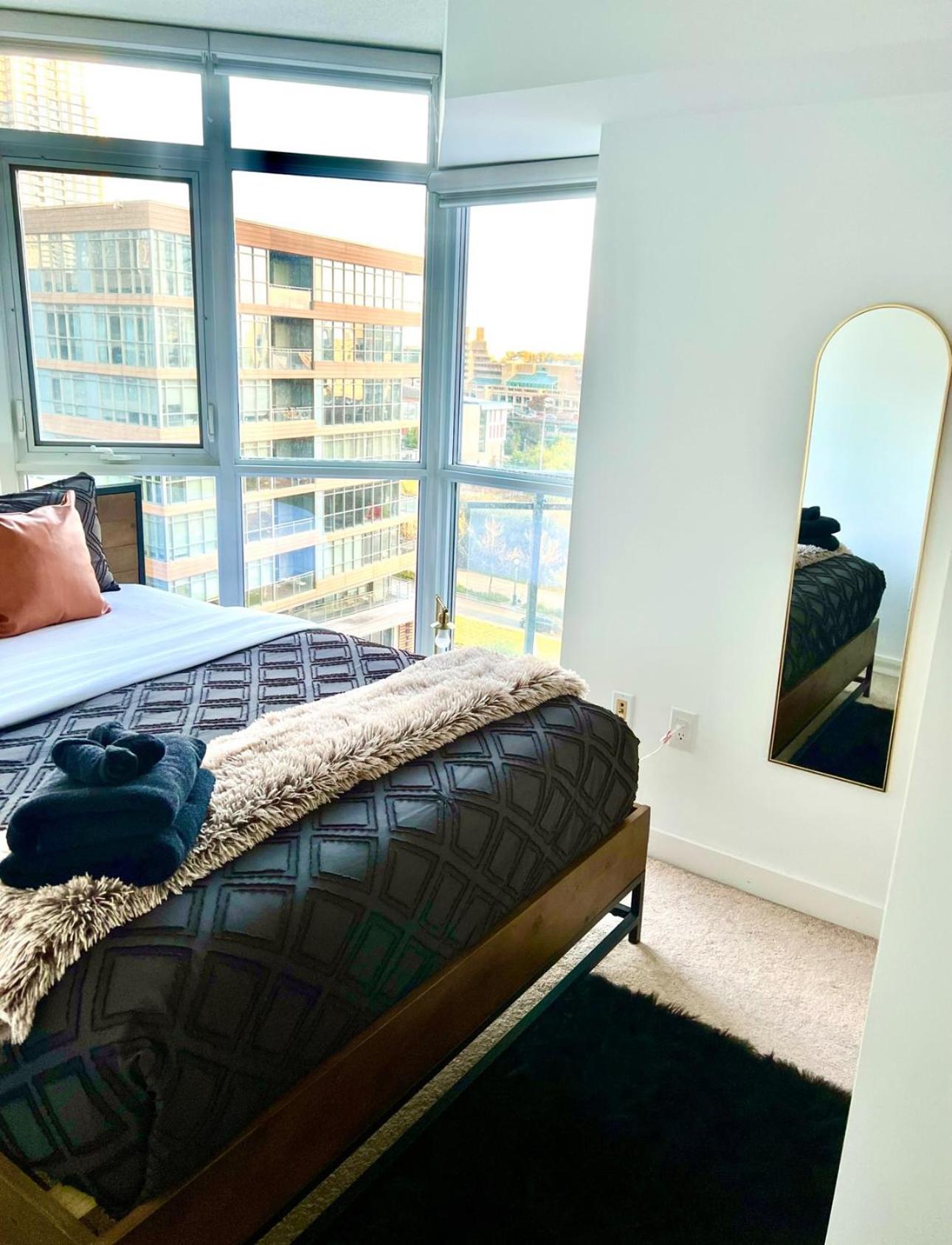 Spectacular condo downtown with a view