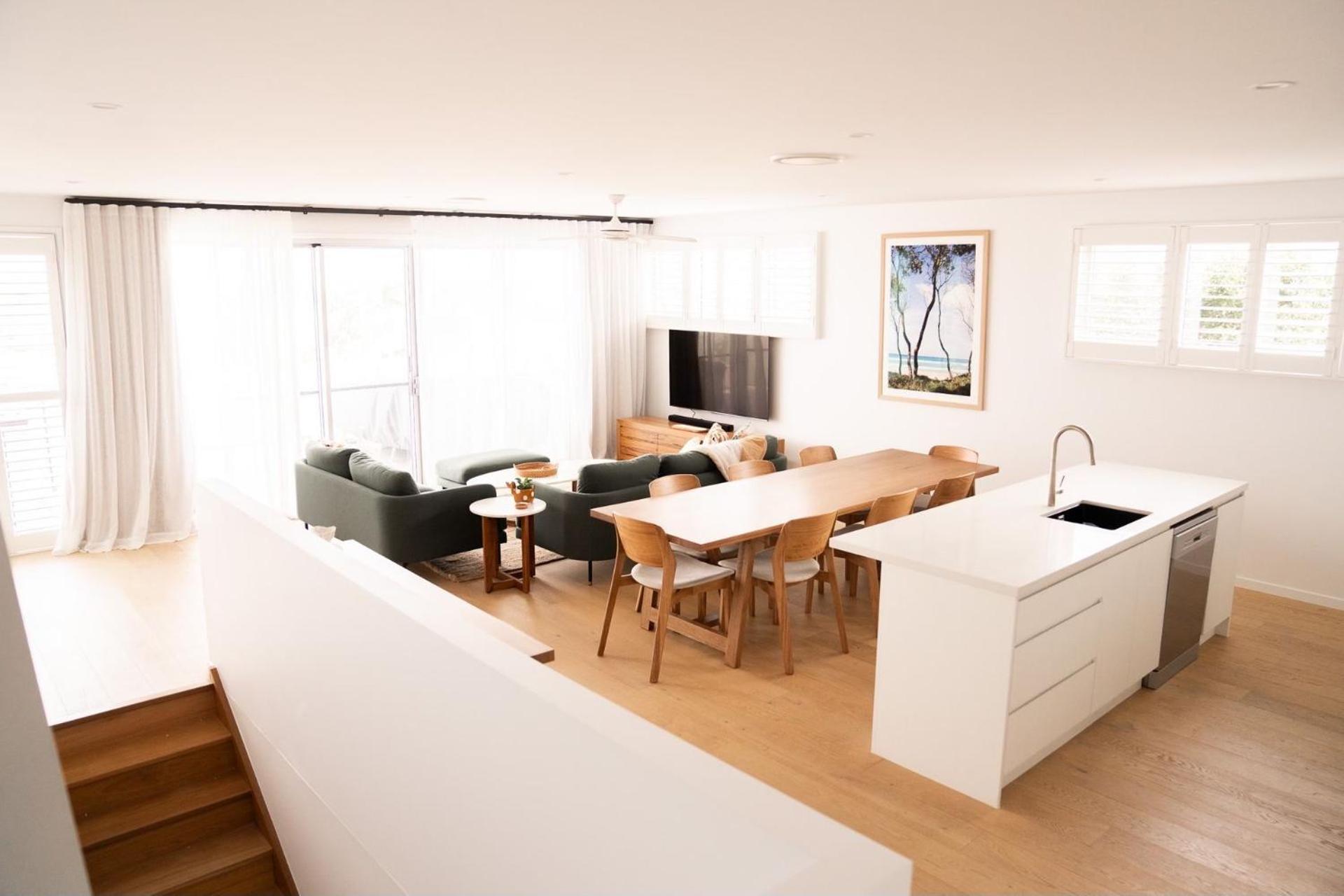 Beautiful Three-Story Villa footsteps to the Beach