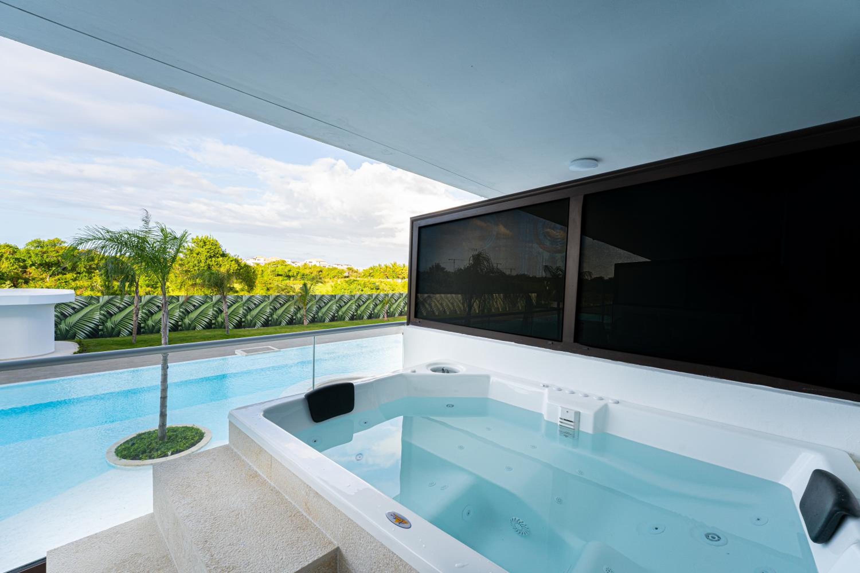 Beautiful Beach APT with Private Jacuzzi, Pool & Golf view 5
