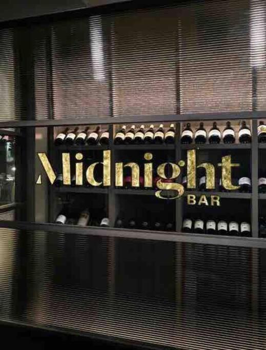 Midnight Luxe 2BR 2Bath 2Car 230 in the heart of Braddon Pool Gym Sauna