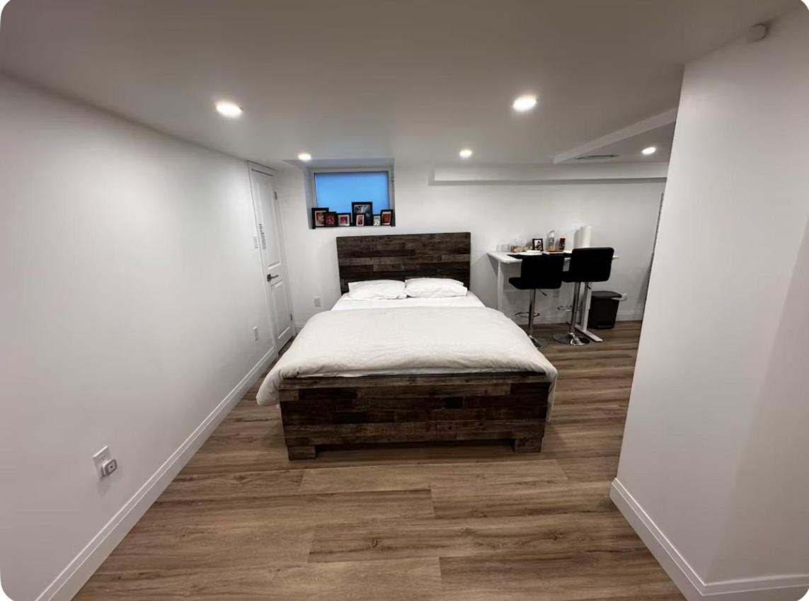 Pvt Studio Near Waterloo Airport & Minutes to Downtown Basement unit